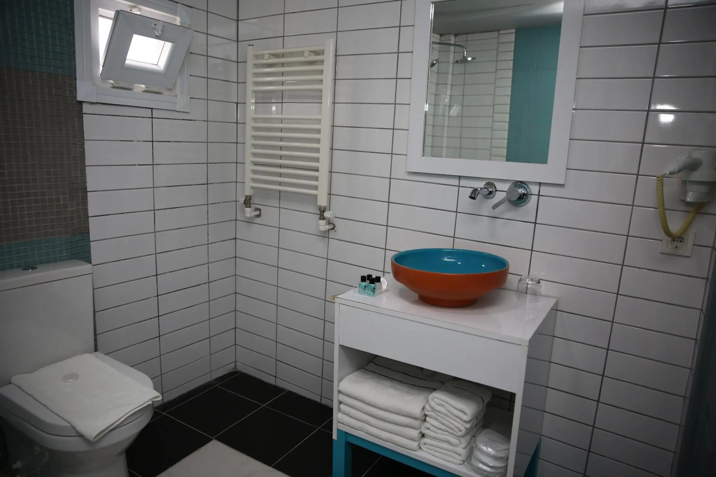 Shower, Bathroom in Minel Hotel
