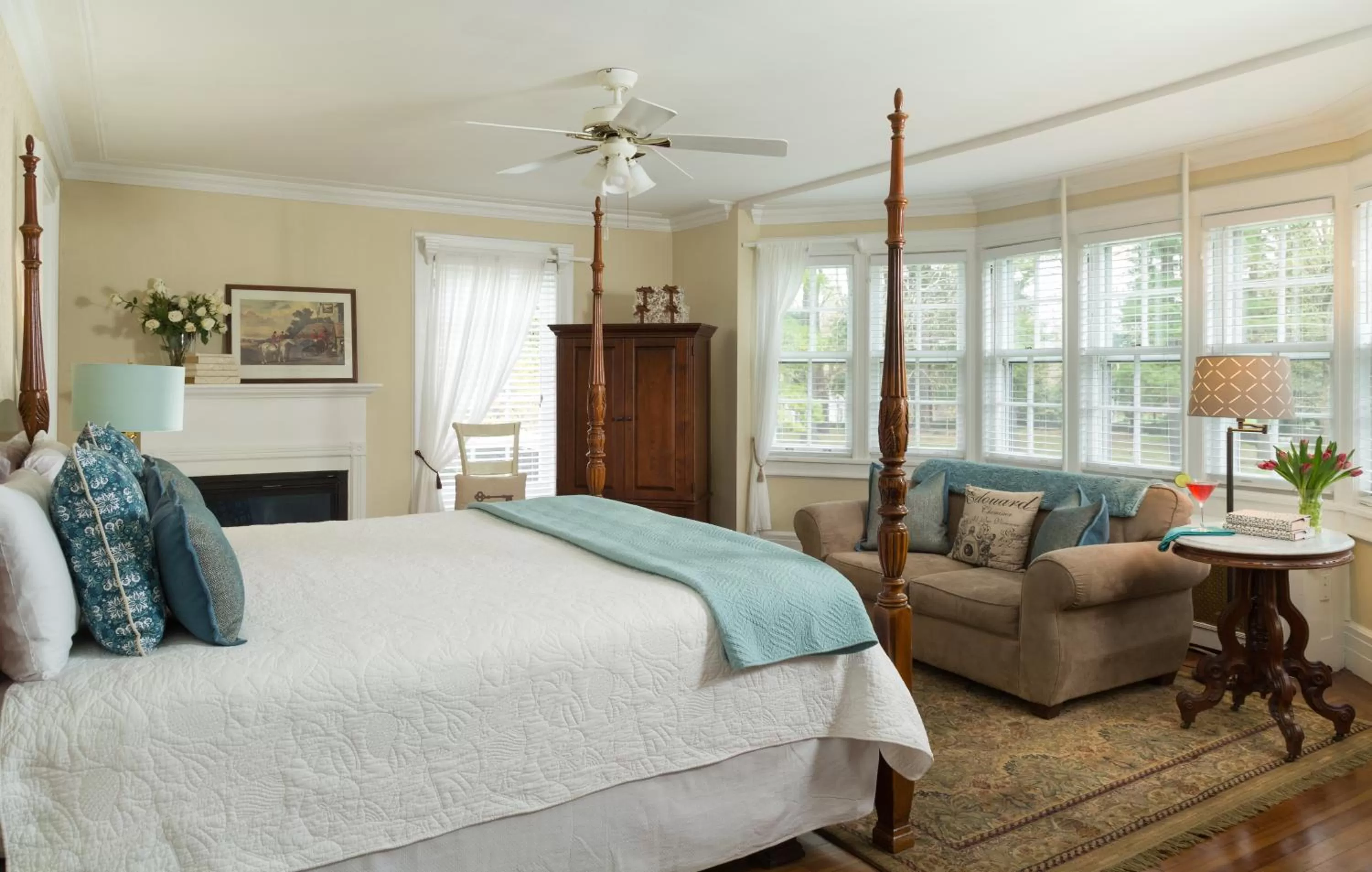 Photo of the whole room, Bed in Four Chimneys Inn