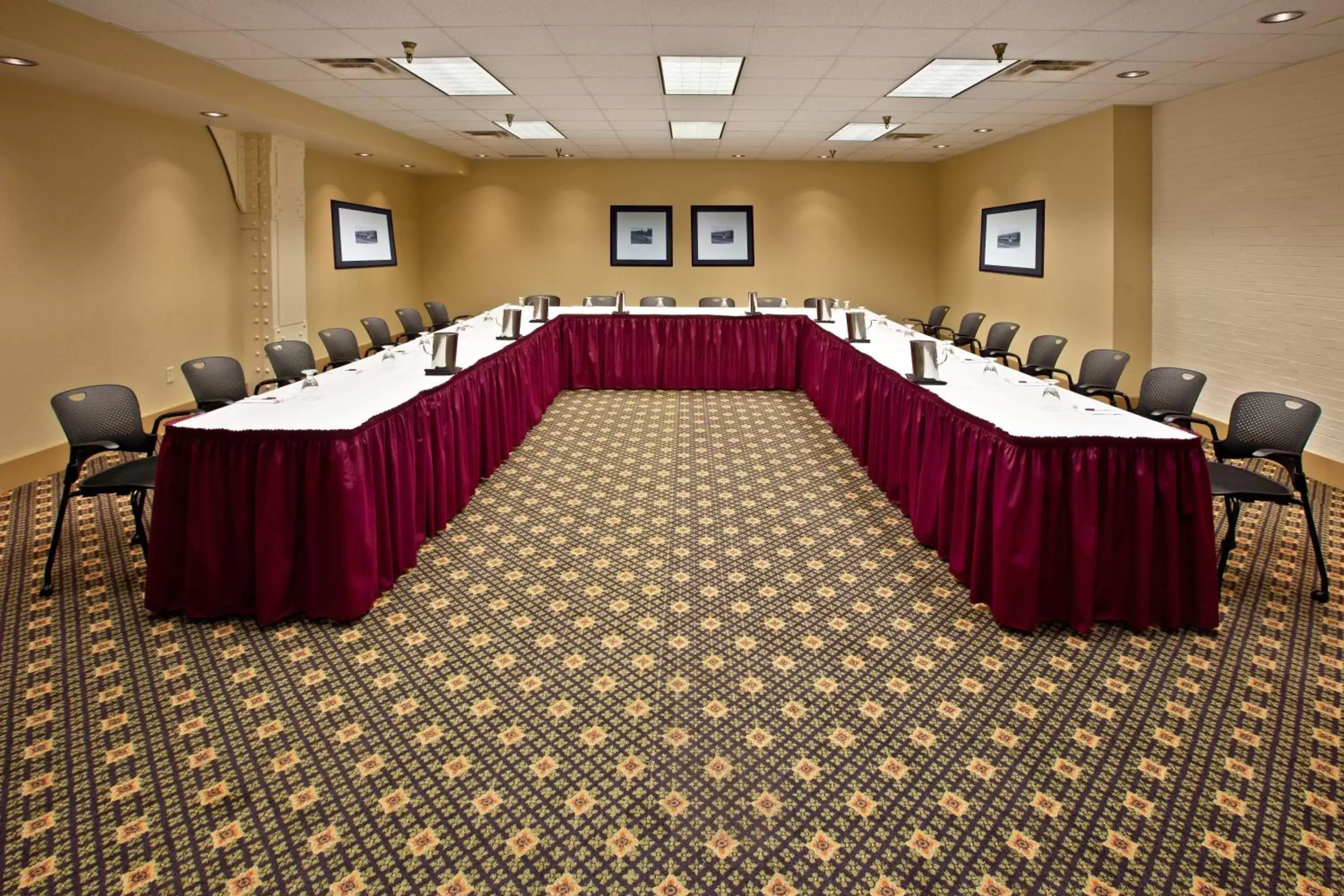 Meeting/conference room in Crowne Plaza Indianapolis-Dwtn-Union Stn, an IHG Hotel