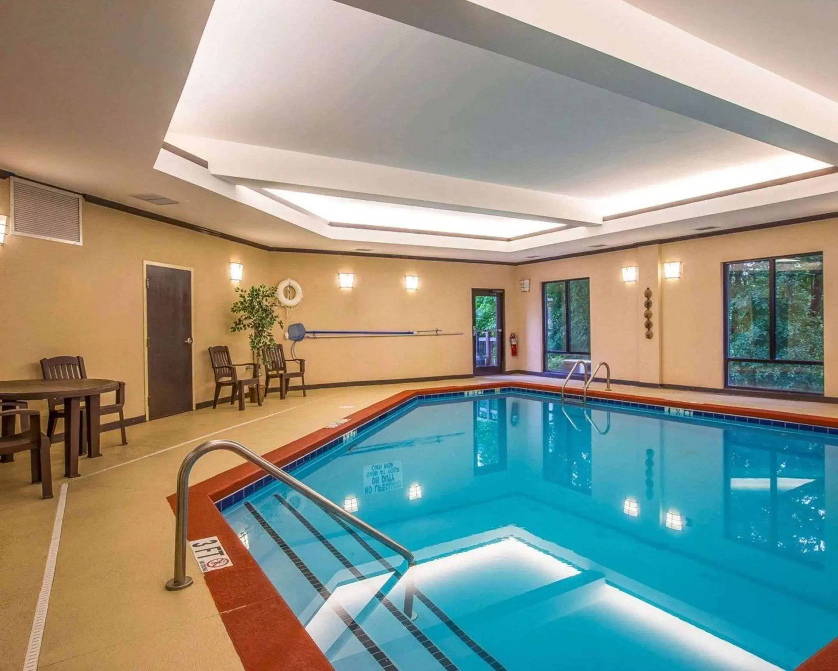 Swimming Pool in Comfort Suites Simpsonville