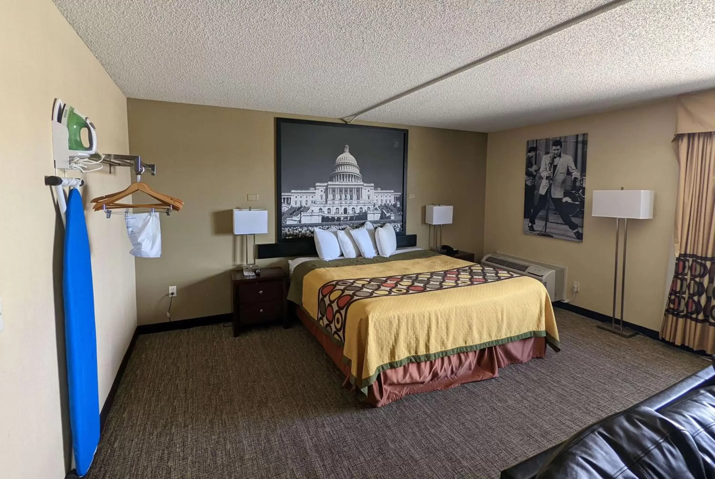 Photo of the whole room, Bed in Super 8 by Wyndham Wichita North