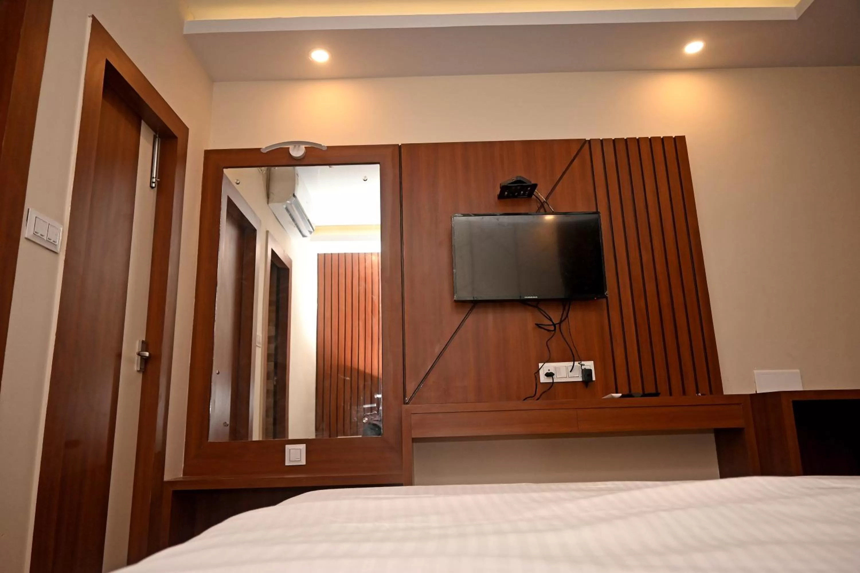Bed, TV/Entertainment Center in Royal Sea View