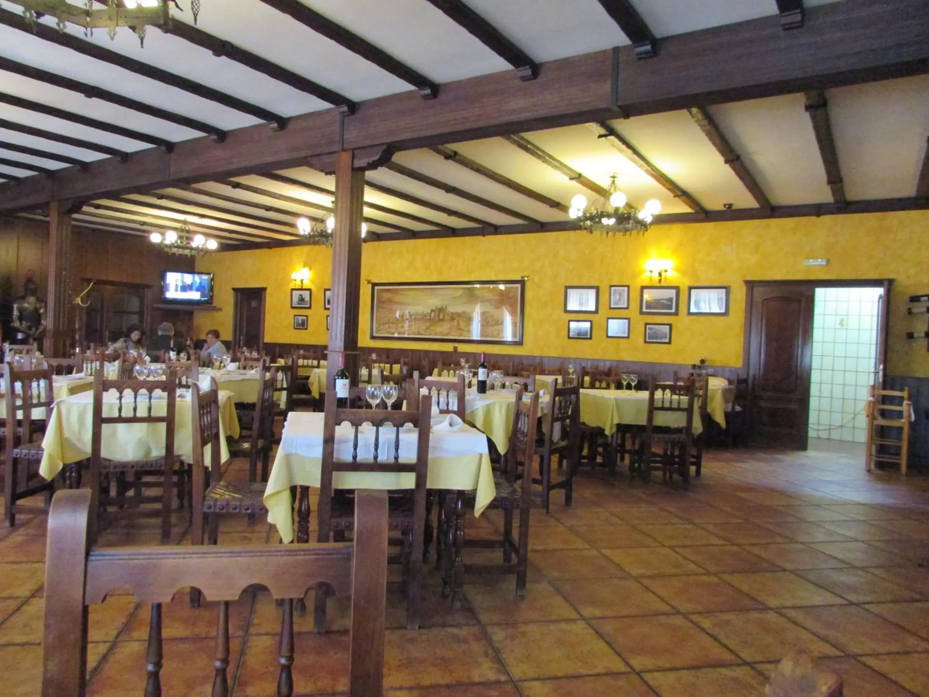 Restaurant/Places to Eat in Hotel Real Castillo