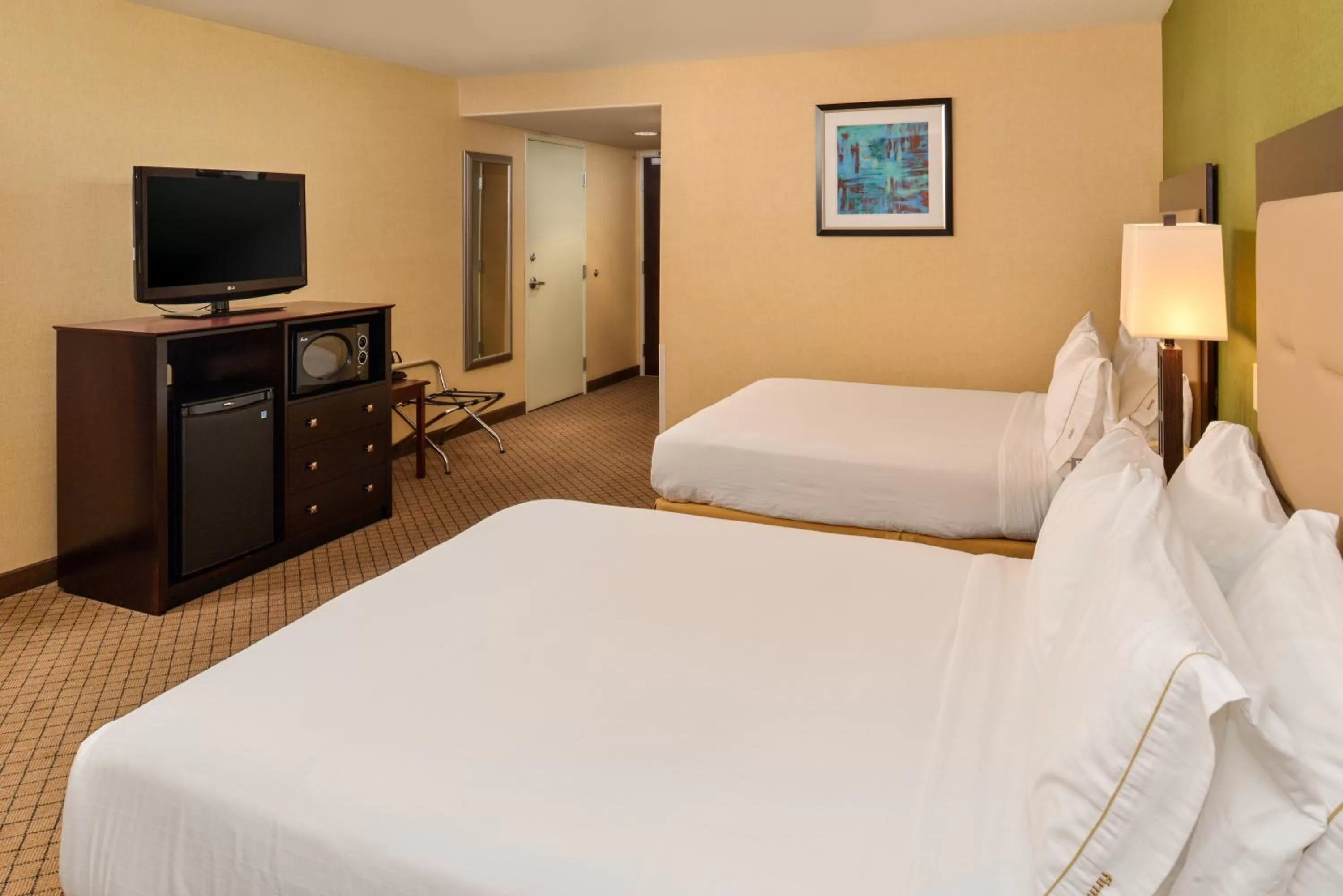 Bed in Holiday Inn Express Woodland by IHG