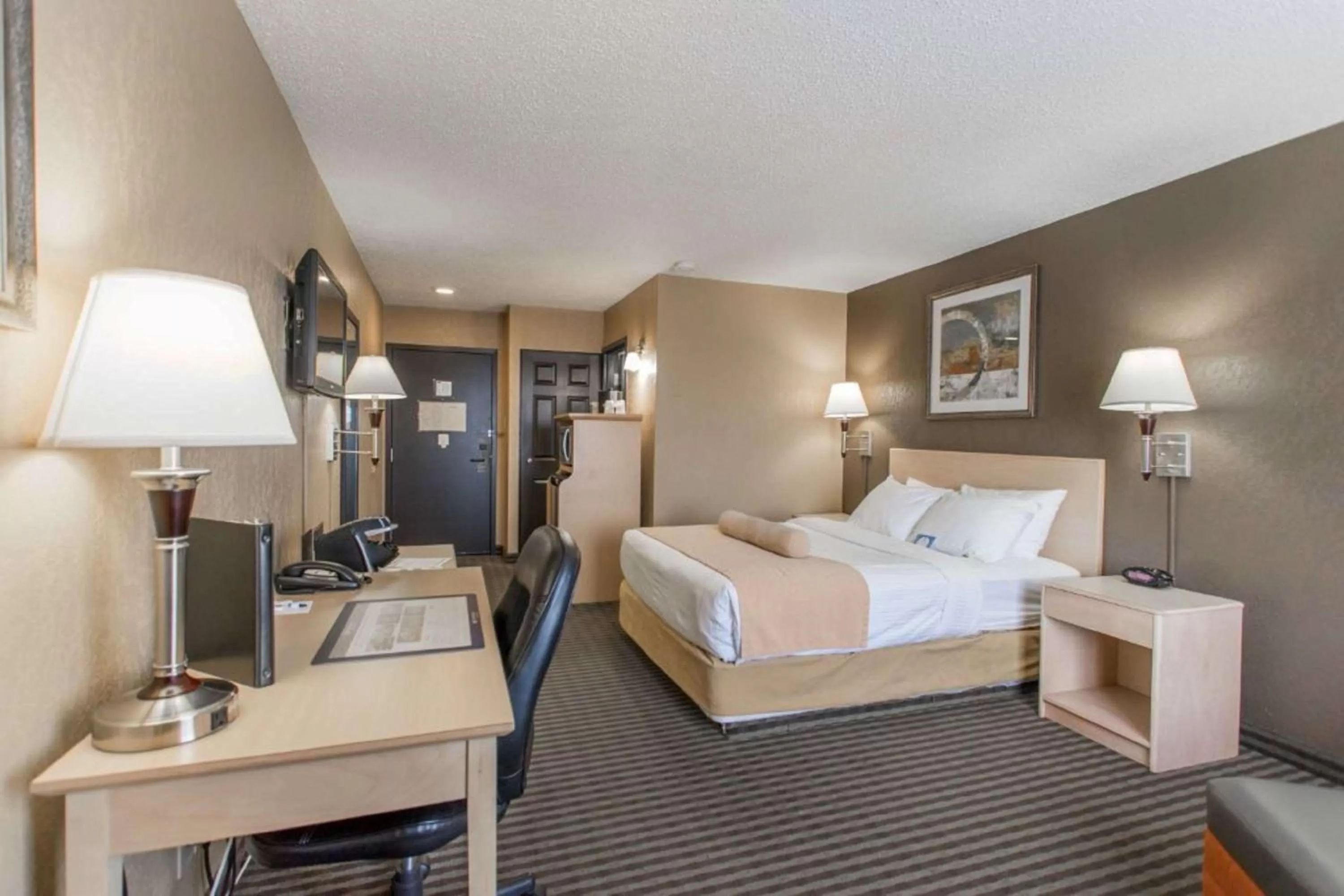 Photo of the whole room, Bed in Seven Oaks Hotel Regina