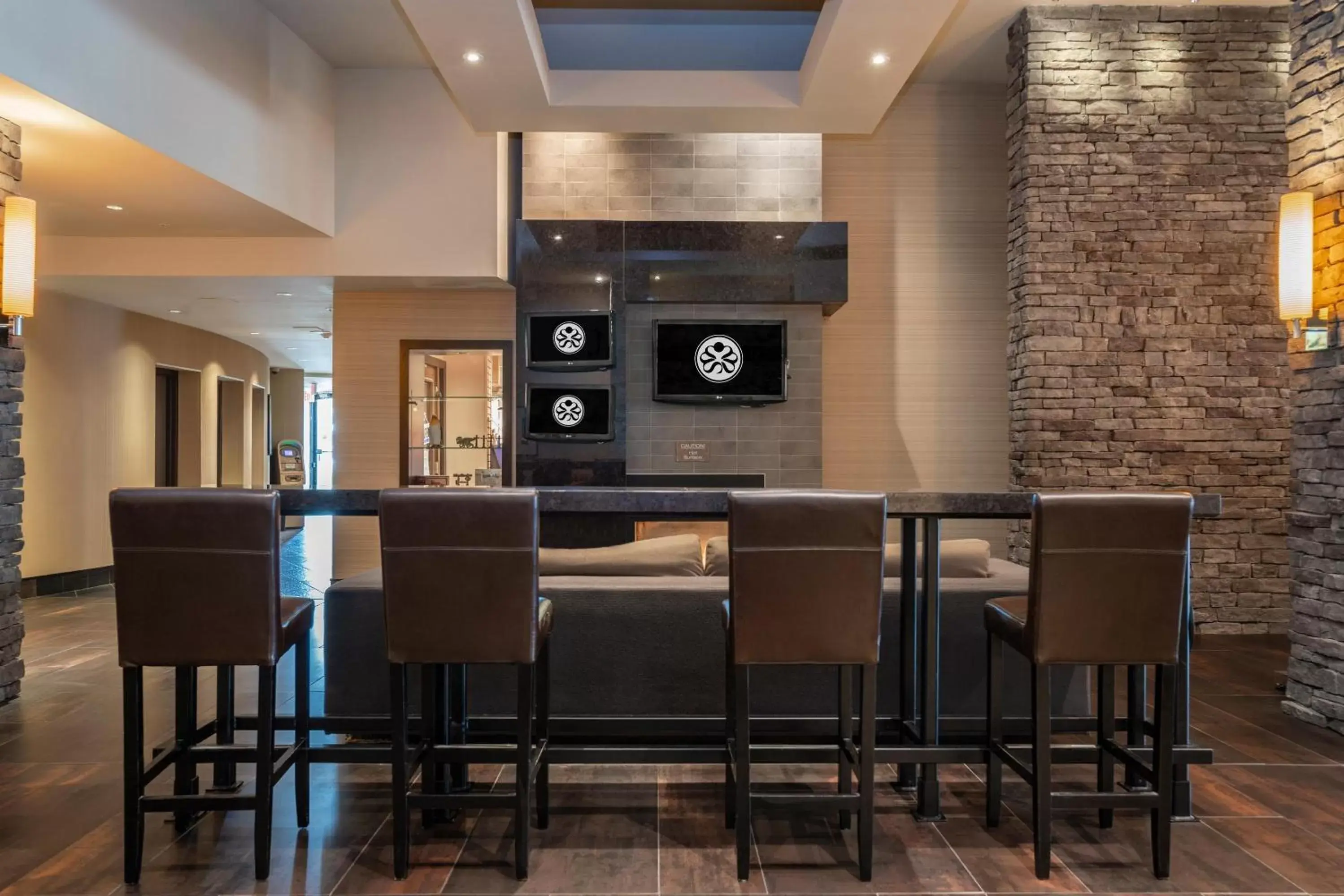 Lobby or reception, Lounge/Bar in Sandman Signature Vancouver Airport Hotel & Resort