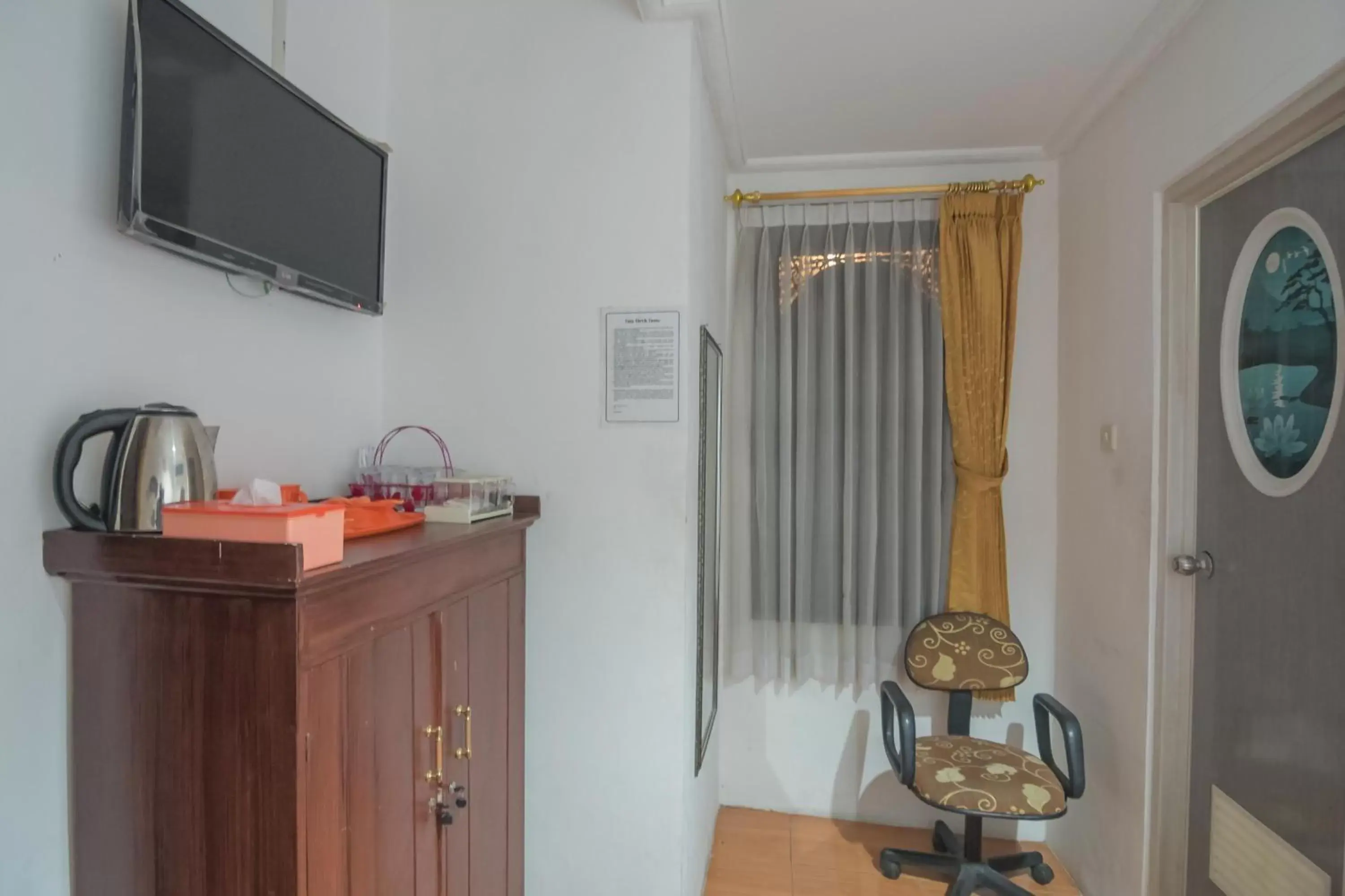 TV and multimedia in RedDoorz Syariah near Margahayu Raya TV and multimedia in RedDoorz Syariah near Margahayu Raya