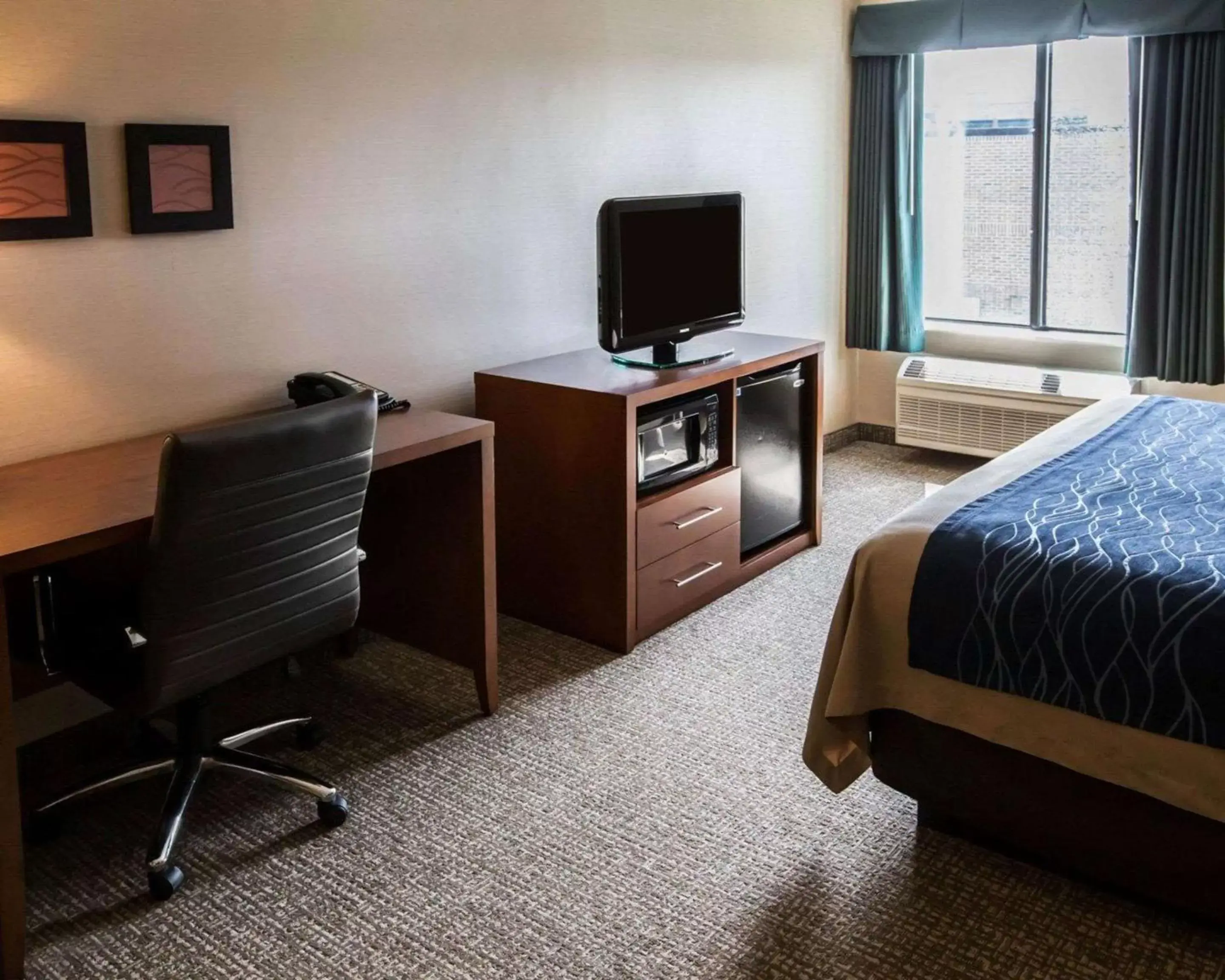 Bedroom, TV/Entertainment Center in Comfort Inn Crystal Lake - Algonquin