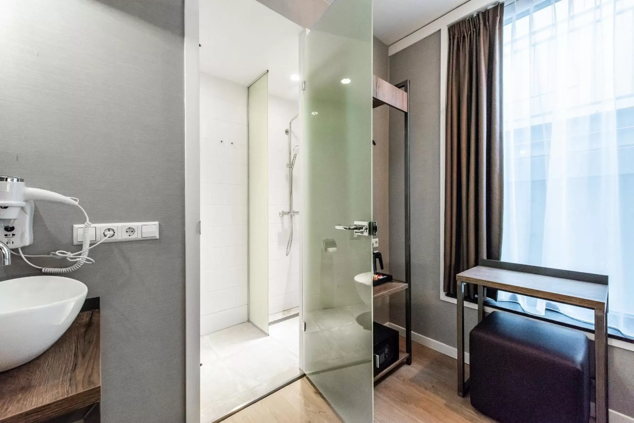 Shower, Bathroom in Melrose Hotel