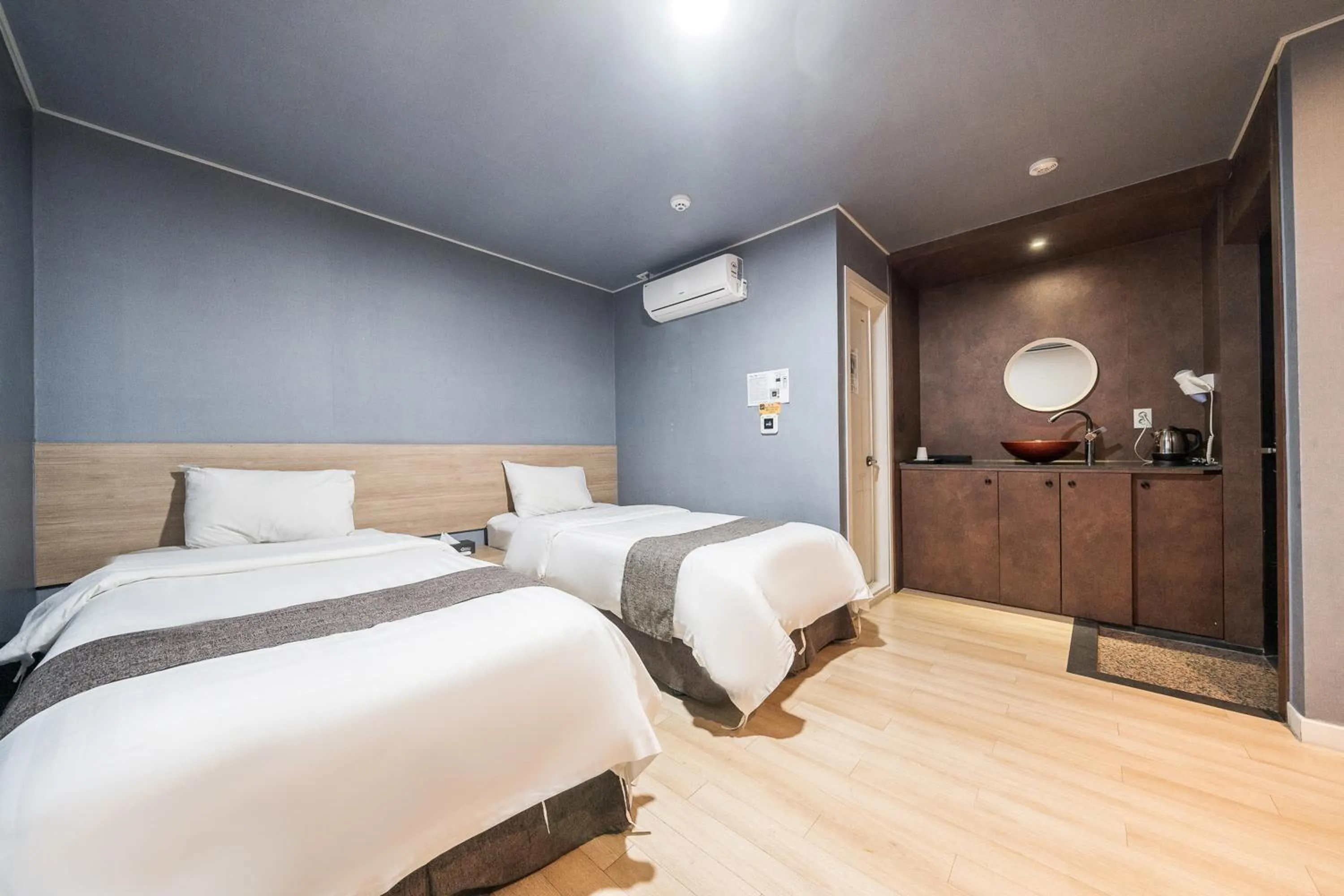 Photo of the whole room, Bed in Malu Hotel Suwon