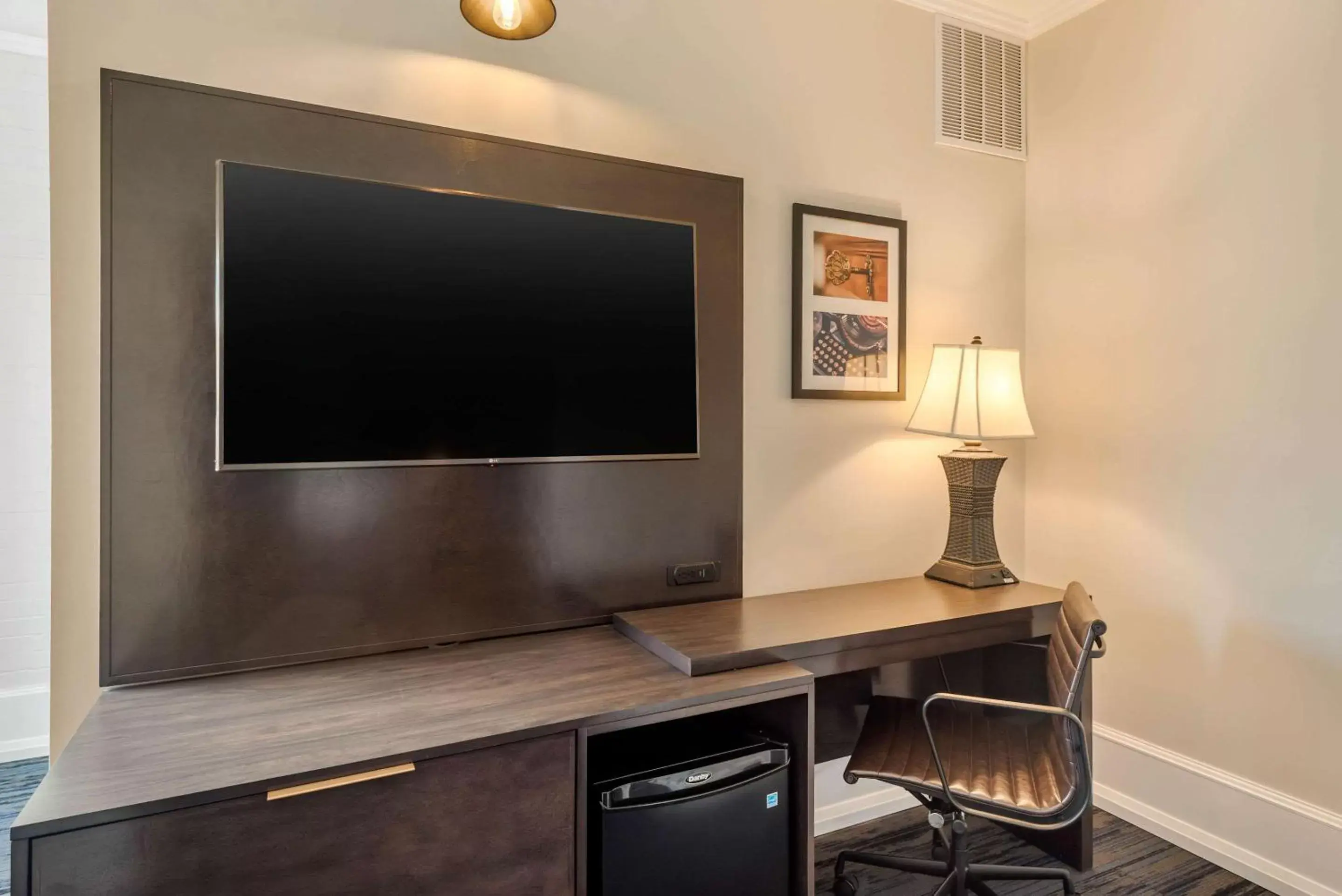 Photo of the whole room, TV/Entertainment Center in The Courthouse Hotel, Ascend Hotel Collection