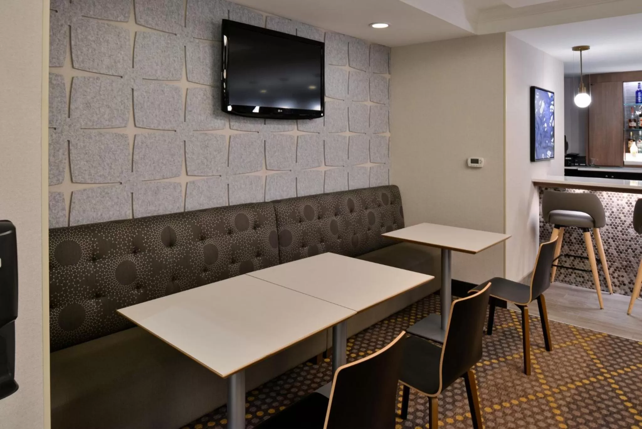 Lounge or bar in Holiday Inn Hotel & Suites Overland Park-Convention Center by IHG