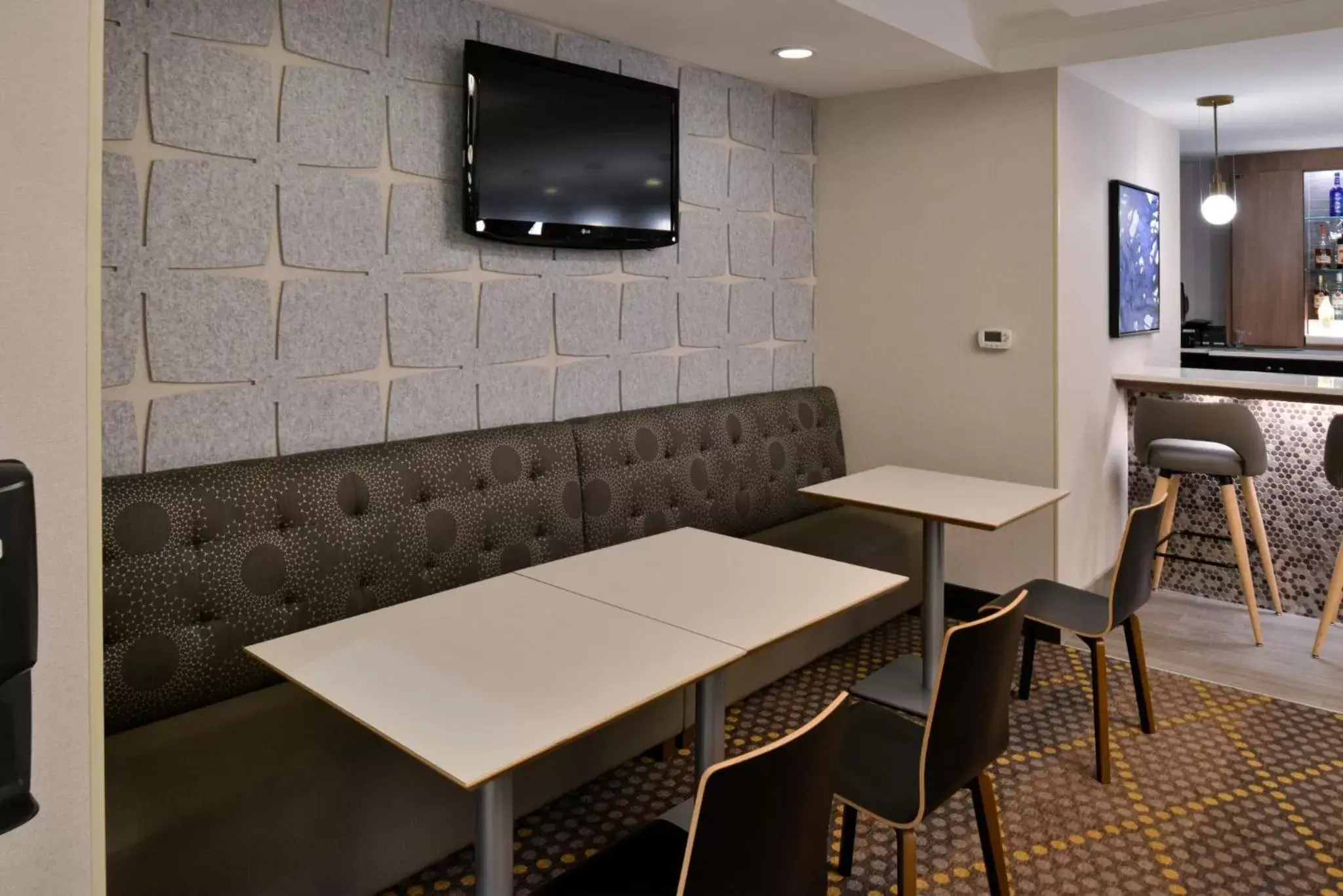Lounge or bar, TV/Entertainment Center in Holiday Inn Hotel & Suites Overland Park-Convention Center, an IHG Hotel