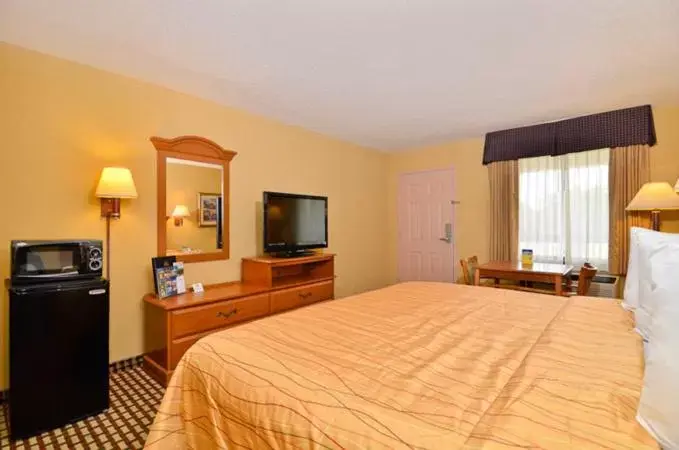 Photo of the whole room, TV/Entertainment Center in Best Western Bradford Inn