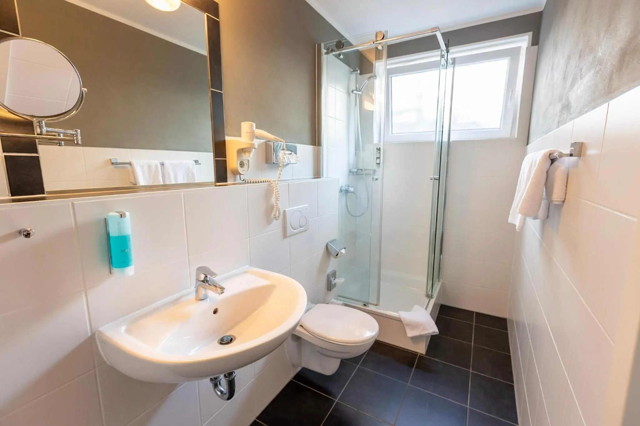 Bathroom in Comfort Hotel tom Kyle