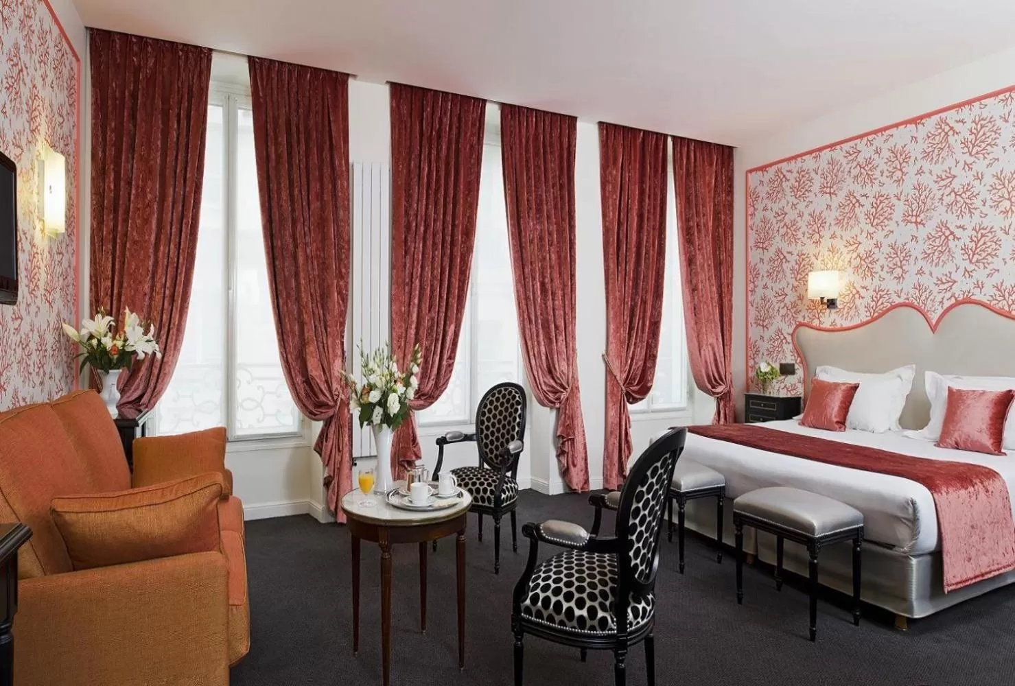 Photo of the whole room, Bed in Hôtel Saint-Pétersbourg Opéra & Spa