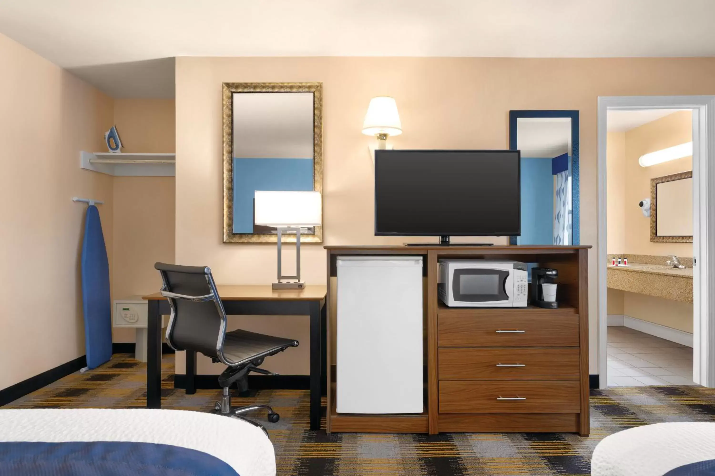 TV and multimedia, TV/Entertainment Center in Days Inn by Wyndham Middletown/Newport Area