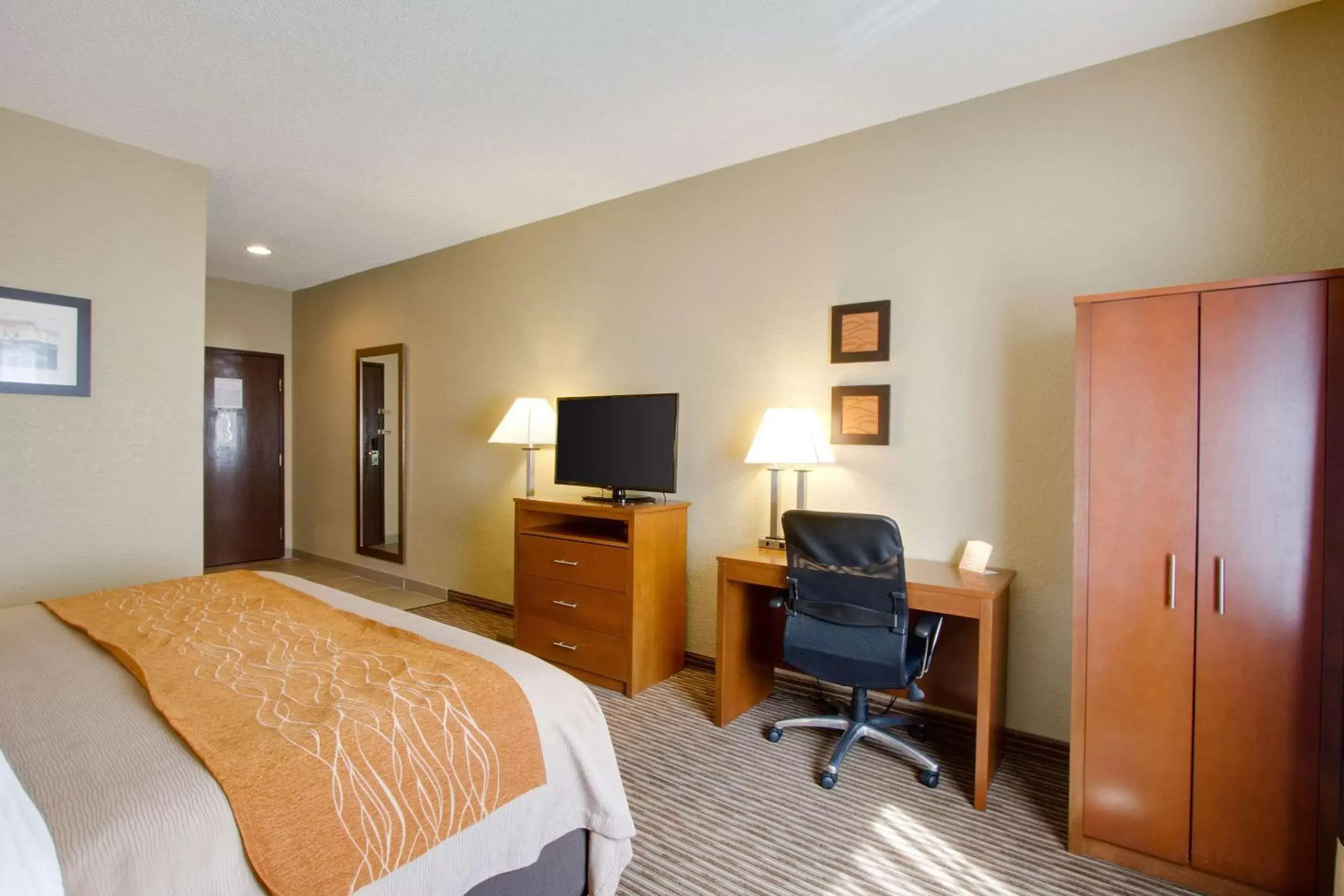 Photo of the whole room, TV/Entertainment Center in Comfort Inn & Suites Bellevue - Omaha Offutt AFB