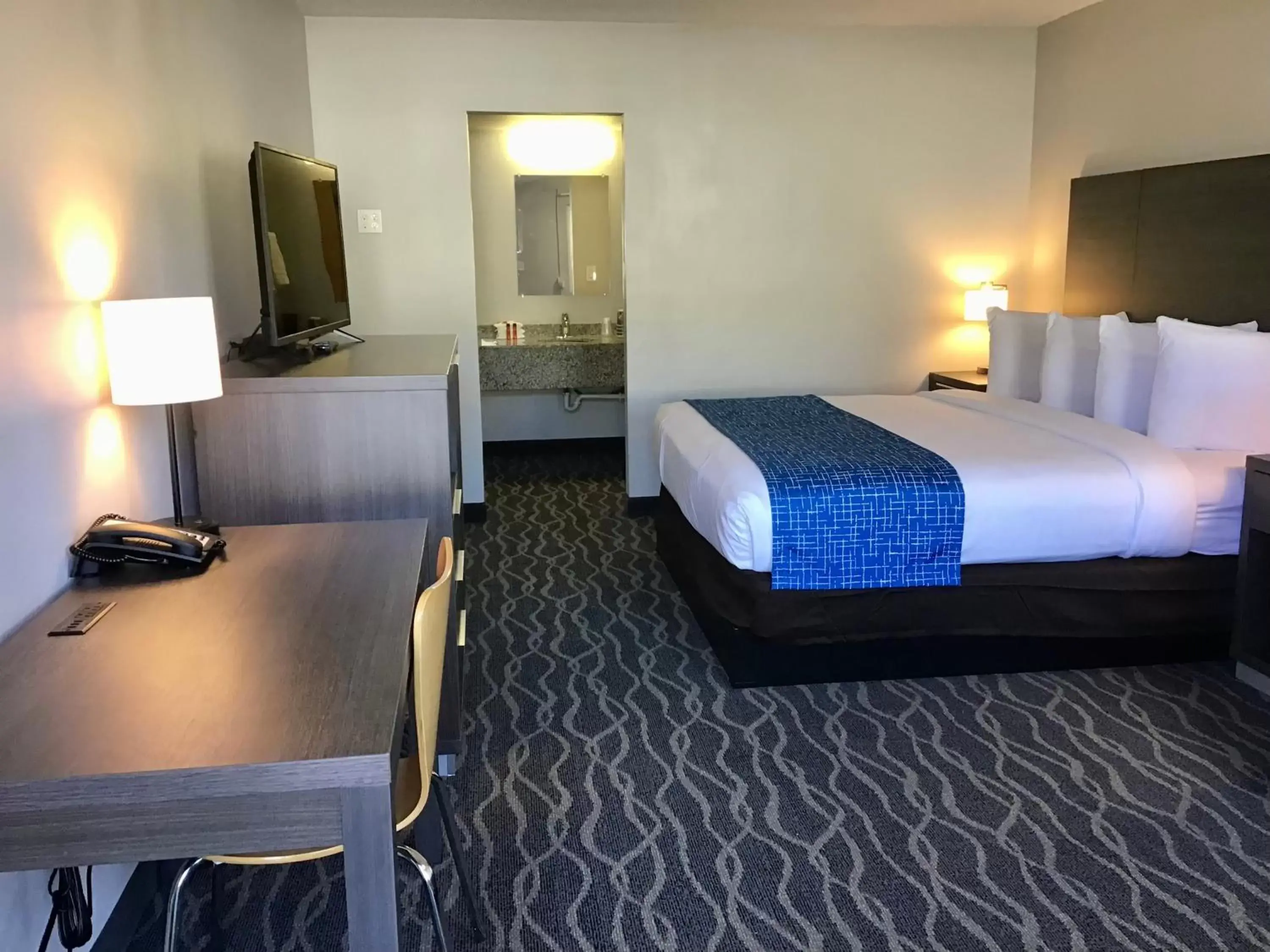 Photo of the whole room, Bed in Travelodge Inn & Suites by Wyndham Missoula University Park