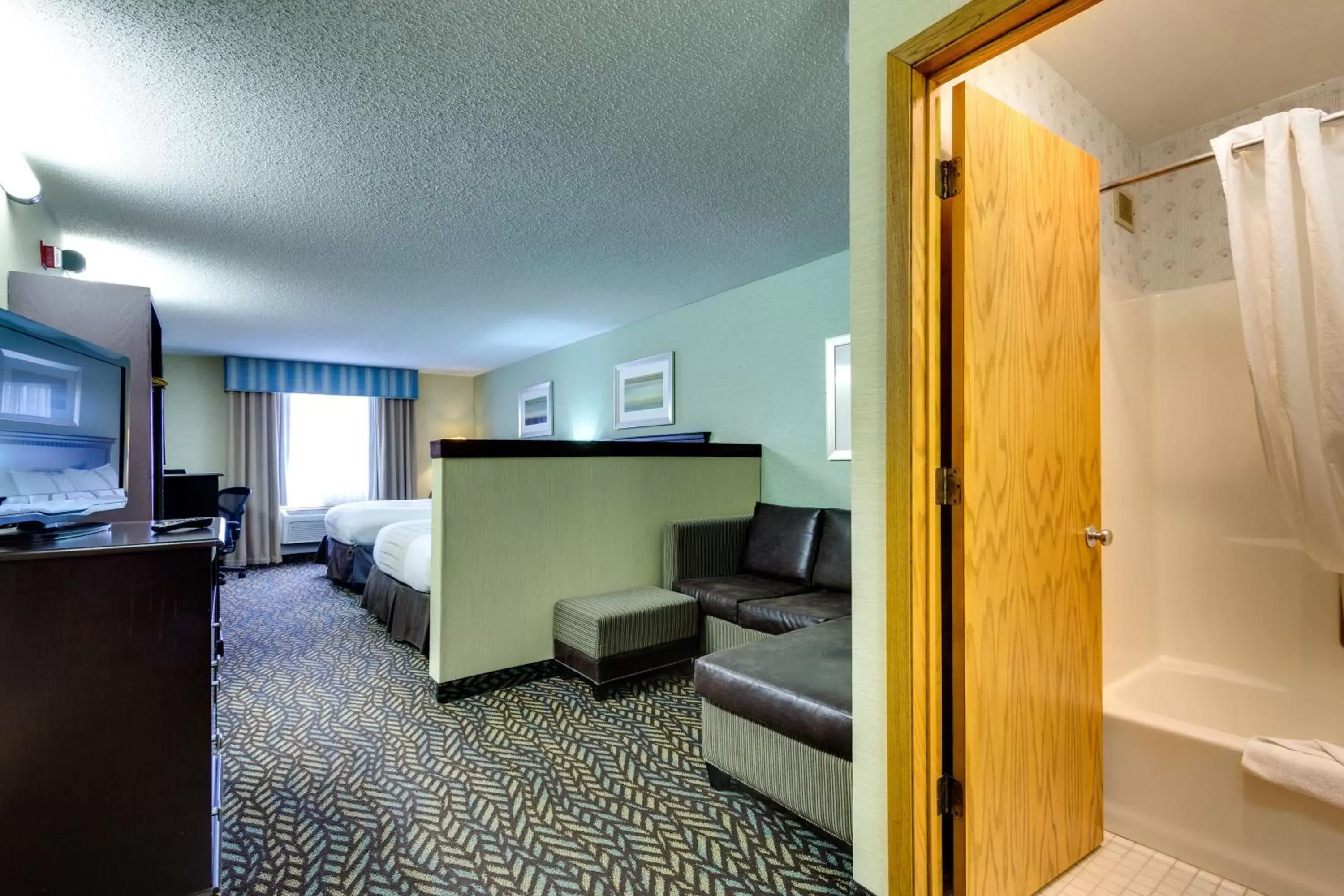 Photo of the whole room, Seating Area in Fireside Inn and Suites