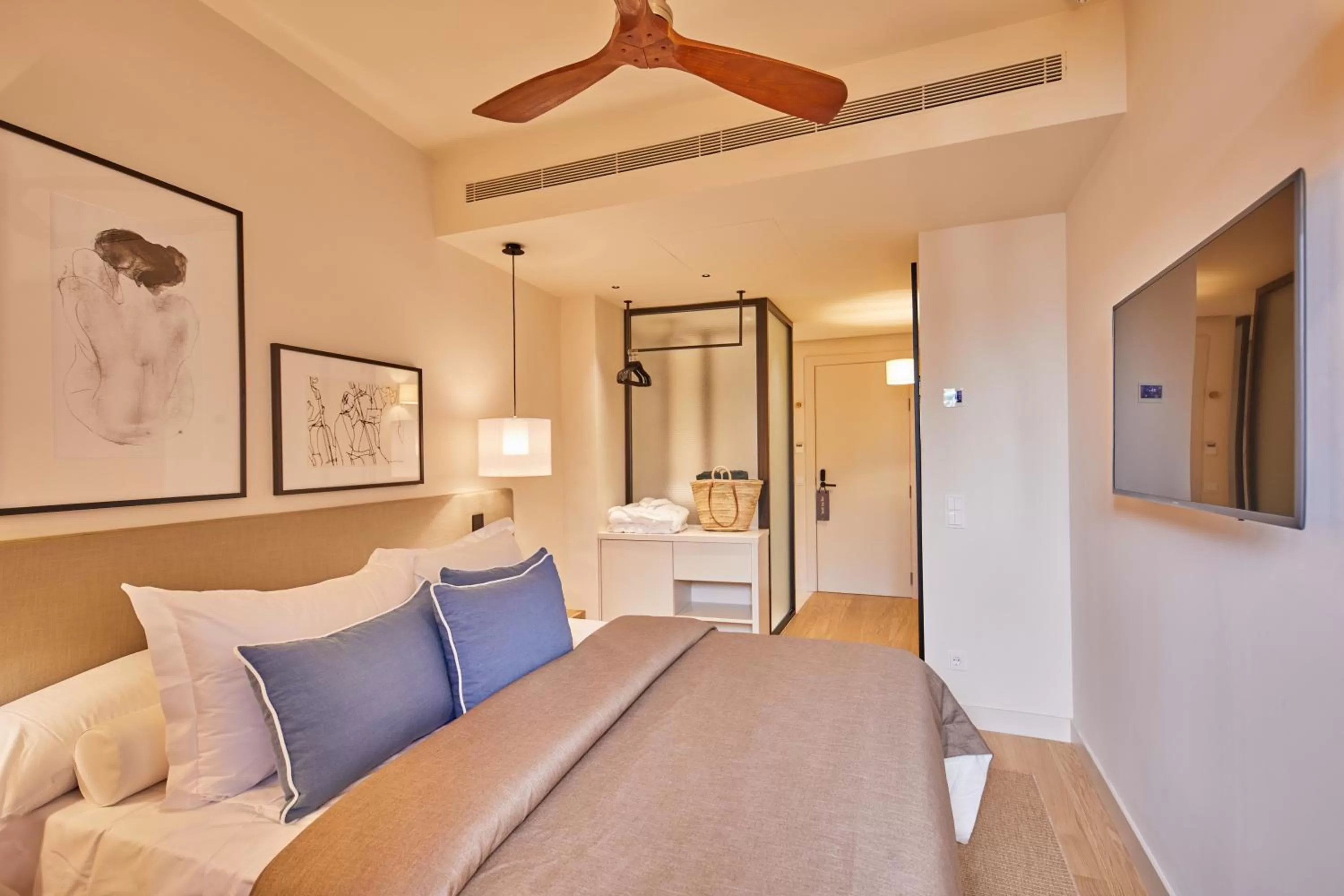 Photo of the whole room, Bed in Mon Boutique Hotel