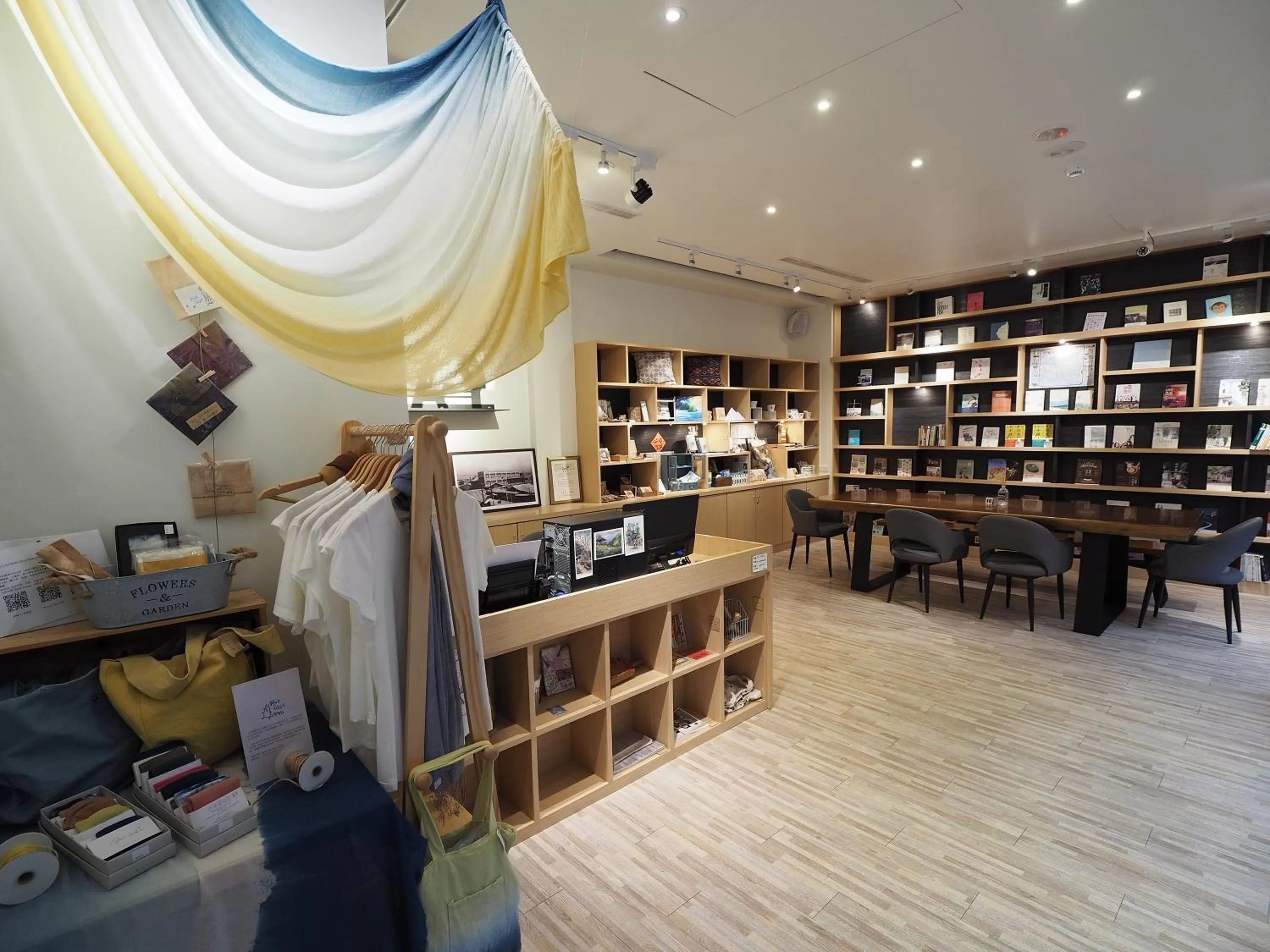 Library in Hangkhau Hotel