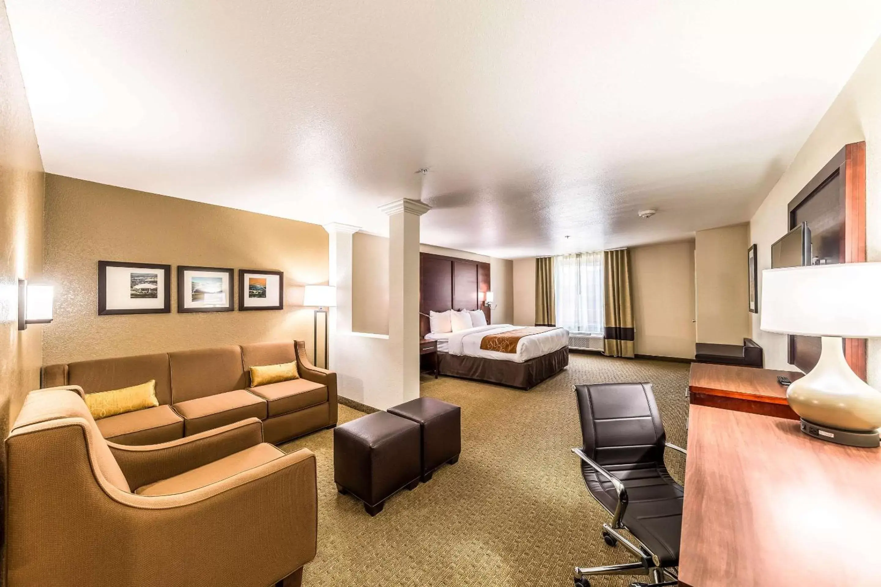 Photo of the whole room, Seating Area in Comfort Suites Grand Prairie - Arlington North