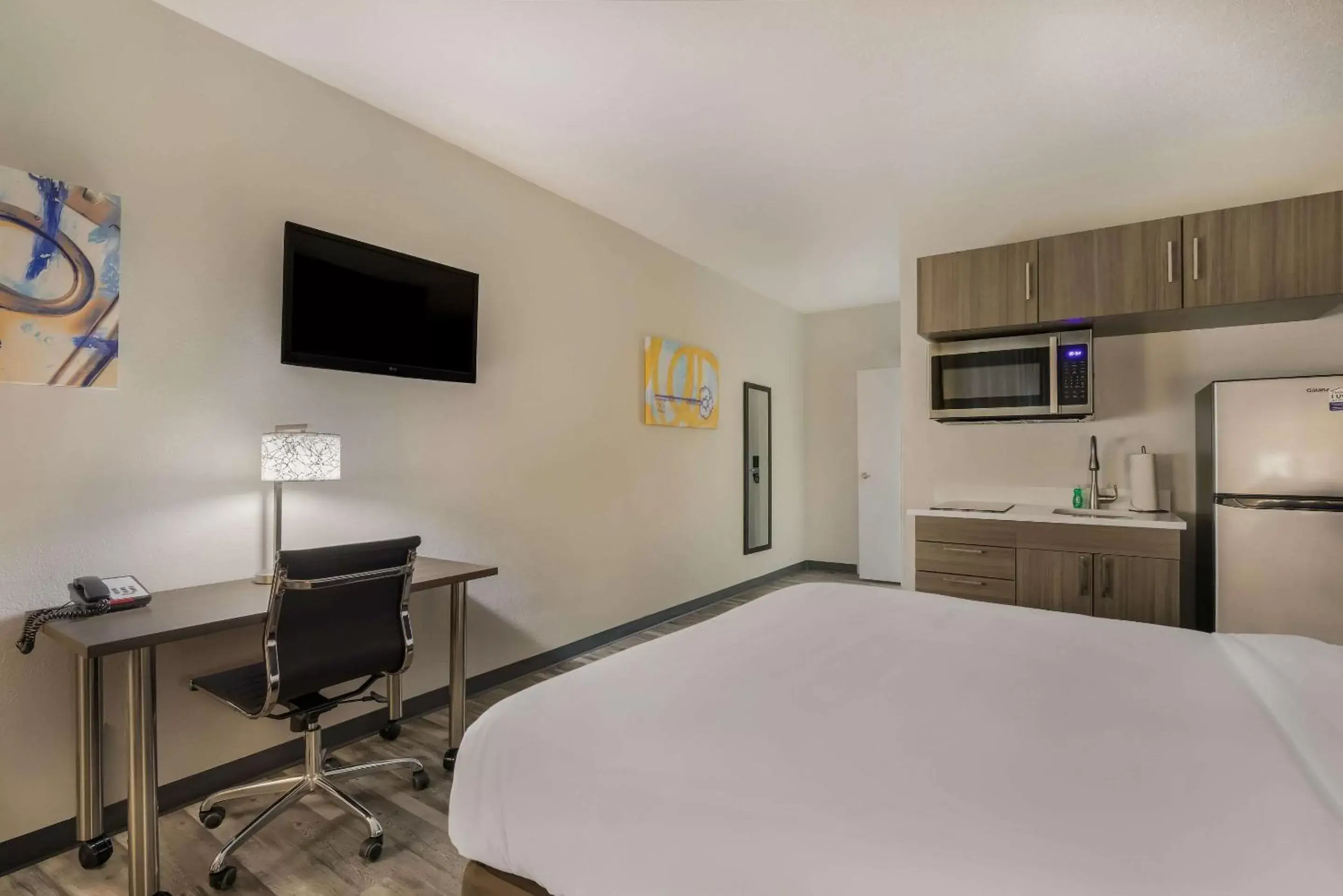 Bedroom, TV/Entertainment Center in MainStay Suites Joliet I-80