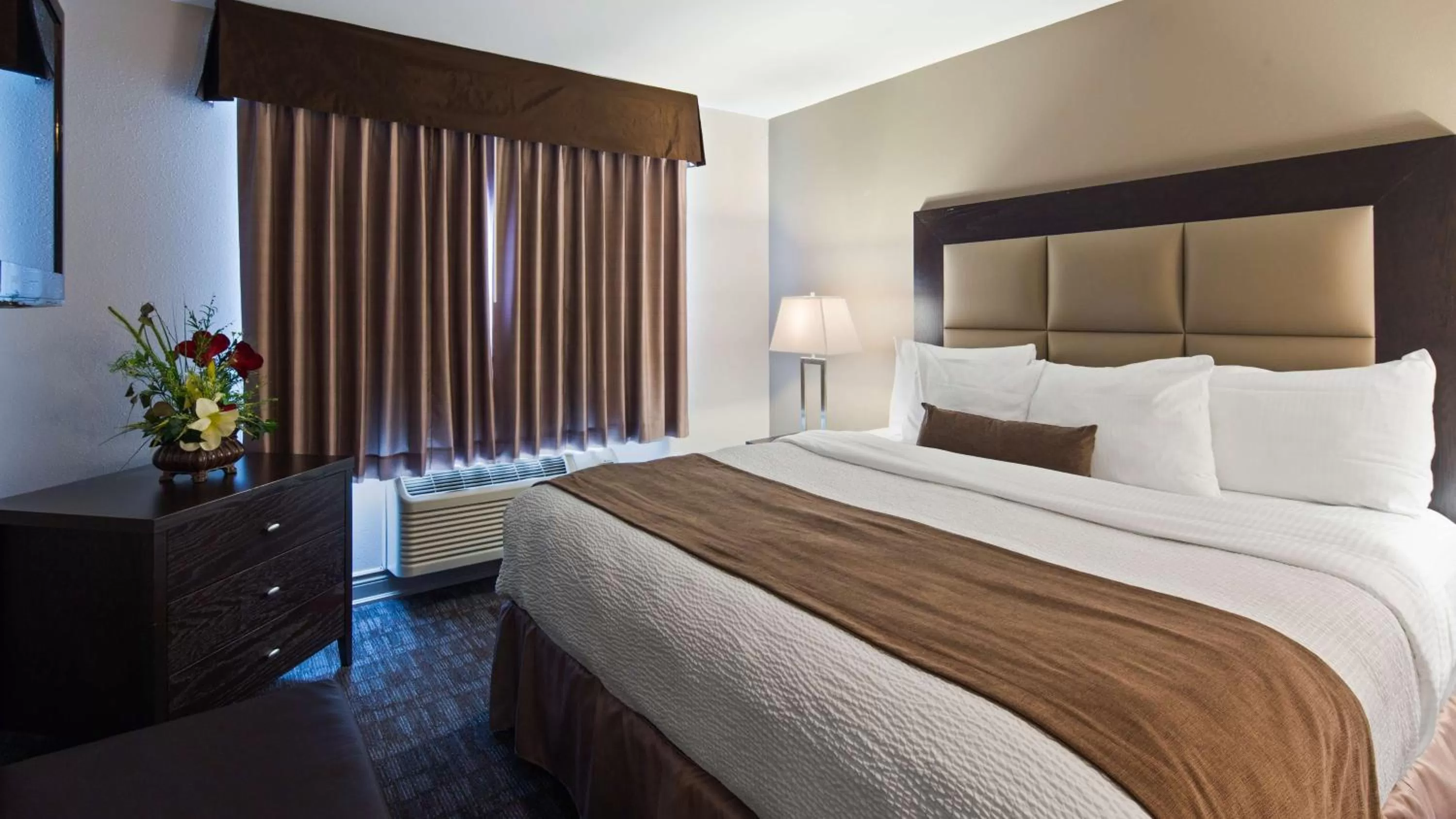 Photo of the whole room, Bed in Best Western Plus Moncton