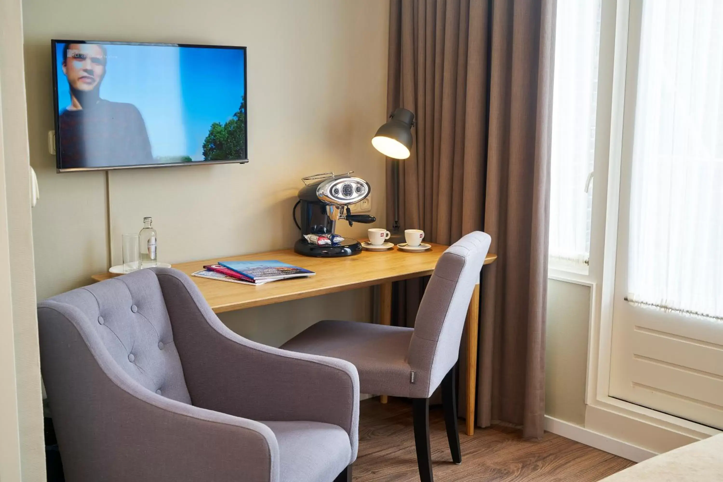 TV and multimedia, TV/Entertainment Center in Hotel Van Walsum