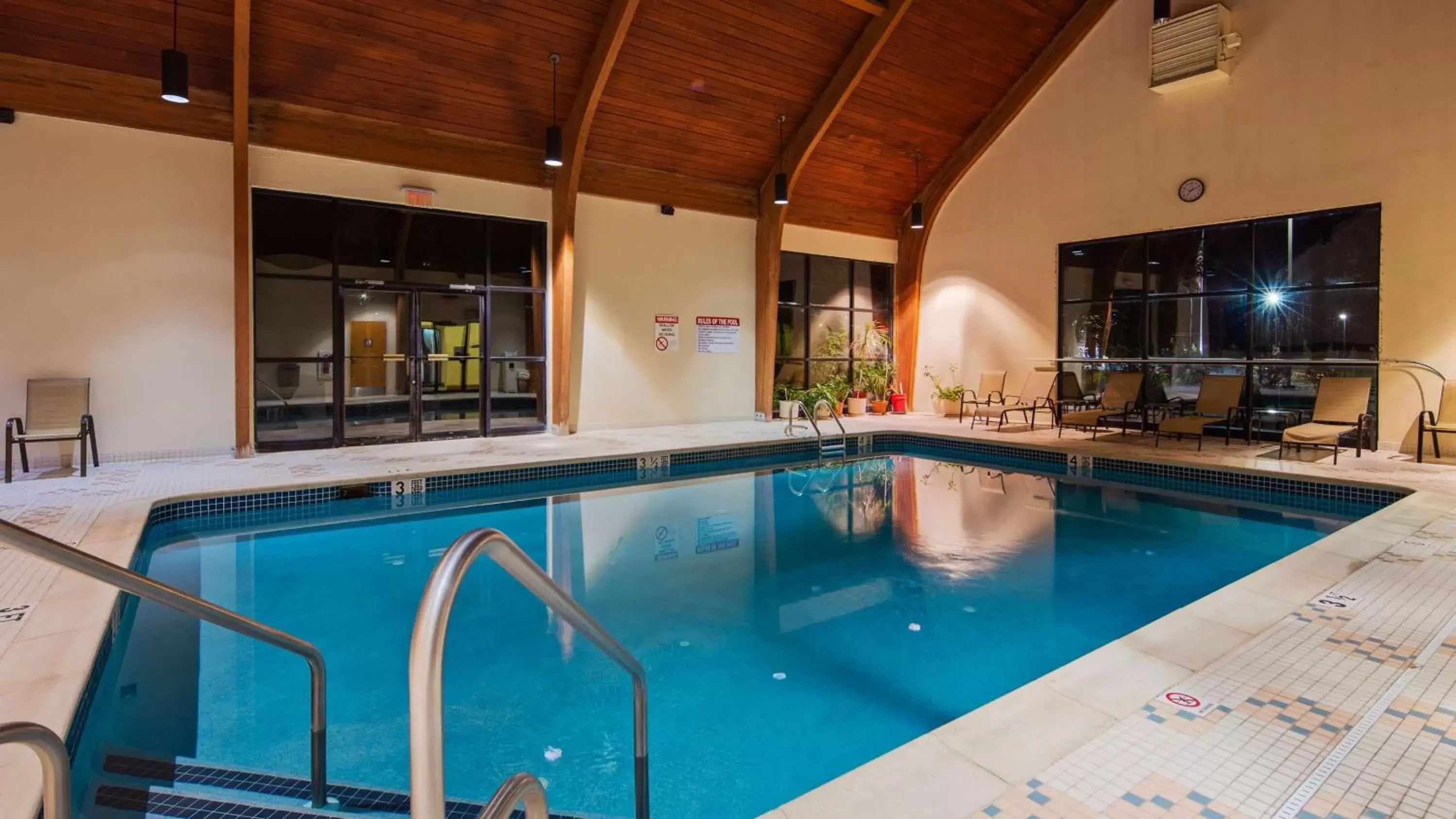 Pool view, Swimming Pool in Best Western Inn at Blakeslee-Pocono