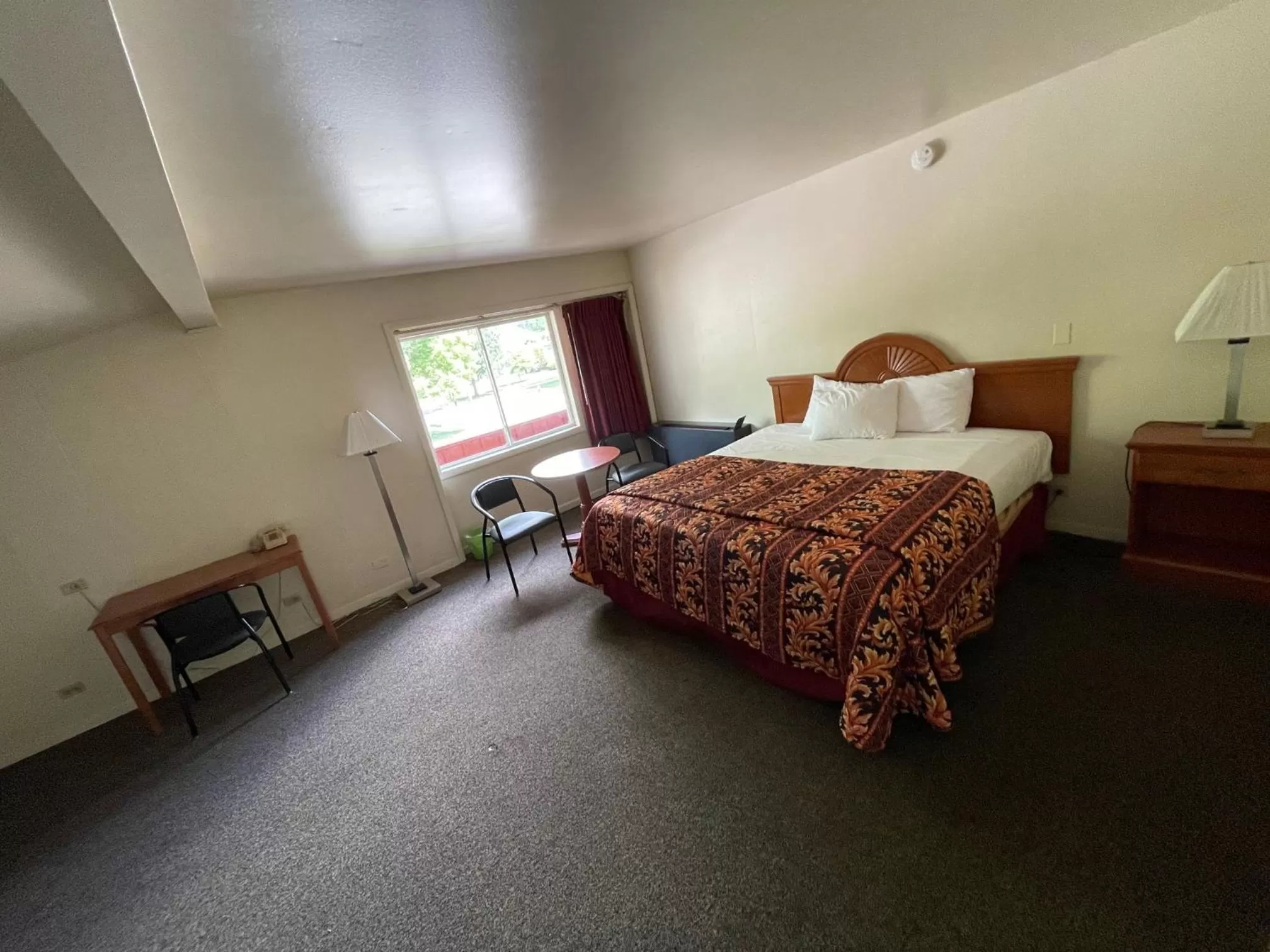 Photo of the whole room, Bed in VIBE INN - WHIRLPOOLS SUITES - Lyons