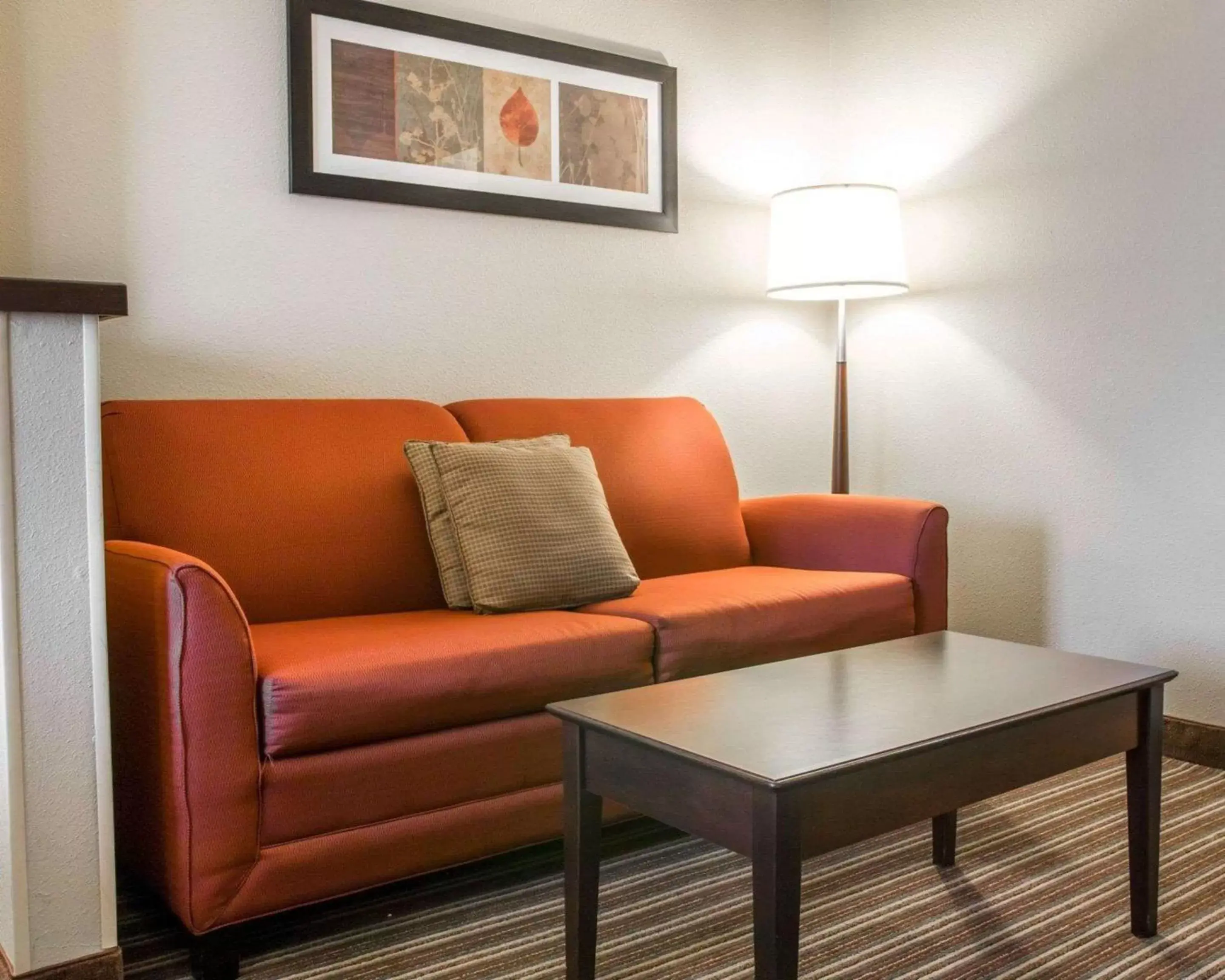 Seating Area in Comfort Suites Saginaw