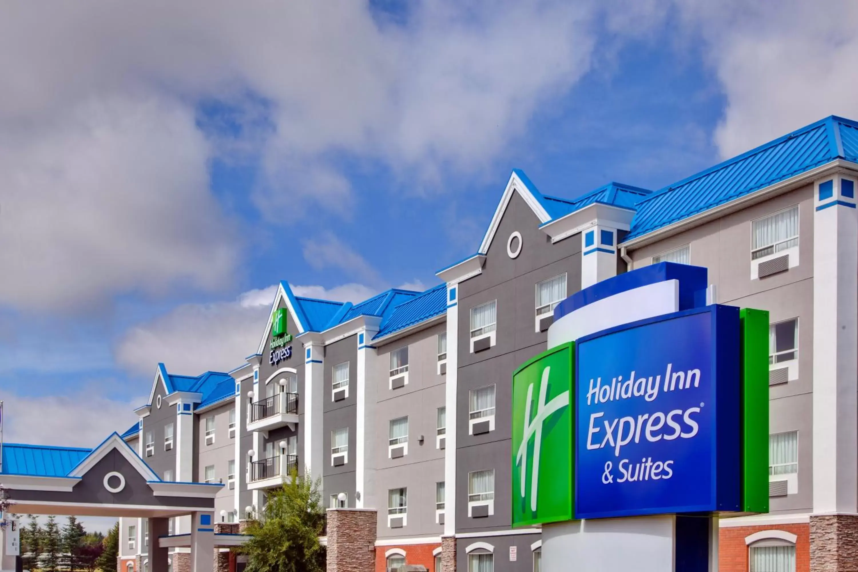 Property building in Holiday Inn Express Calgary South by IHG Property building in Holiday Inn Express Calgary South by IHG
