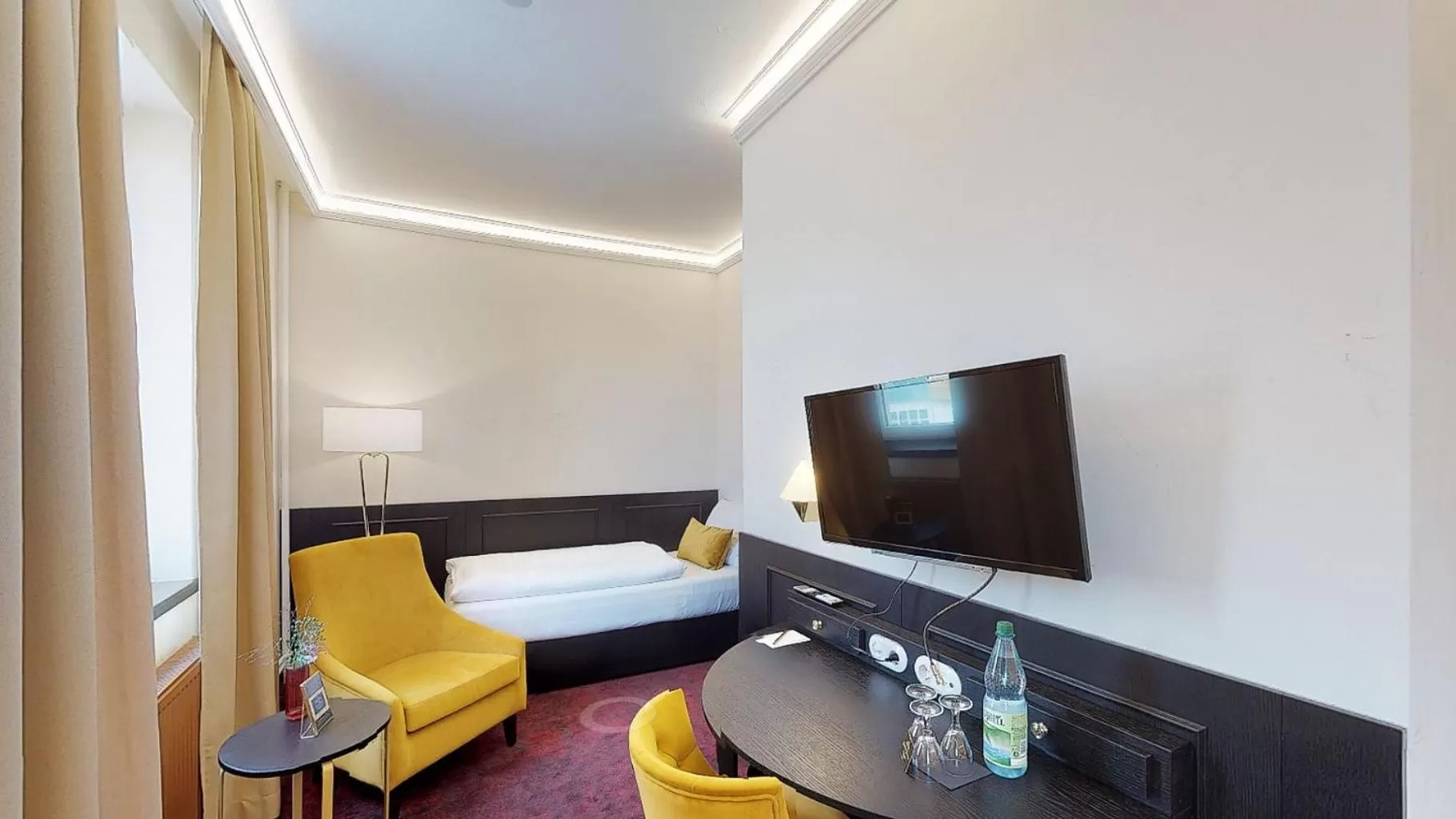 Living room, Bed in Nordhäuser Fürstenhof & TinySky-Resort