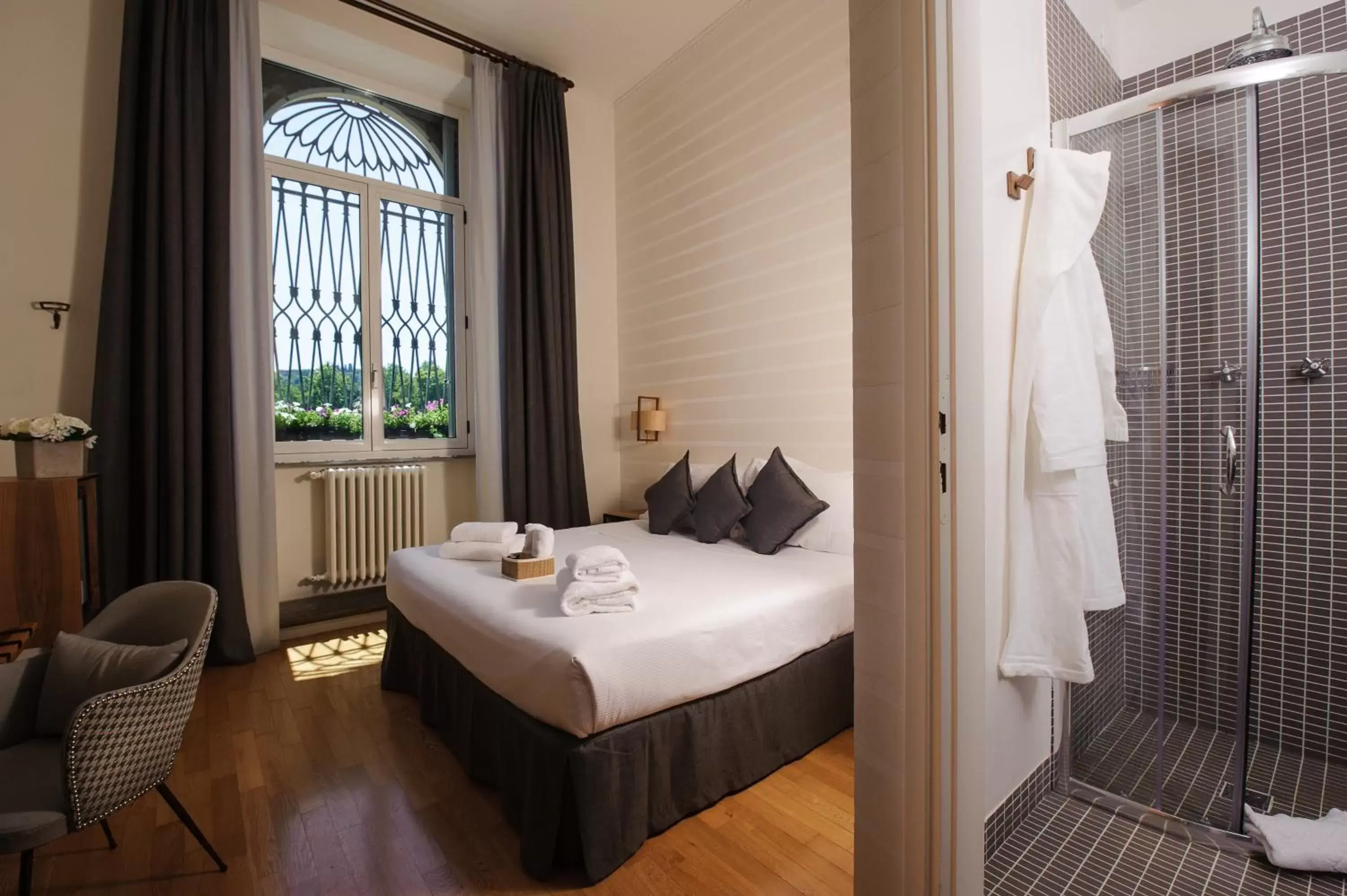 Bedroom, Bed in Hotel Lungarno Vespucci 50
