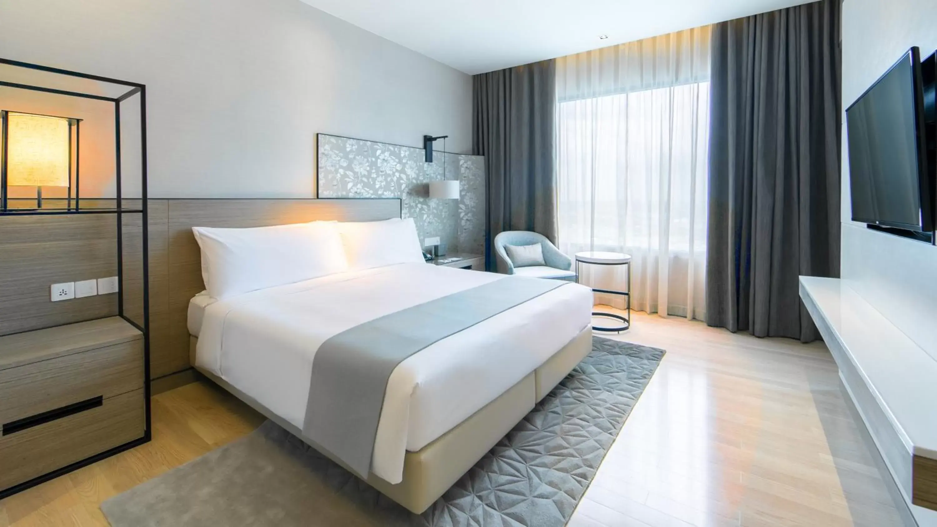 Photo of the whole room, Bed in Holiday Inn & Suites Rayong City Centre, an IHG Hotel