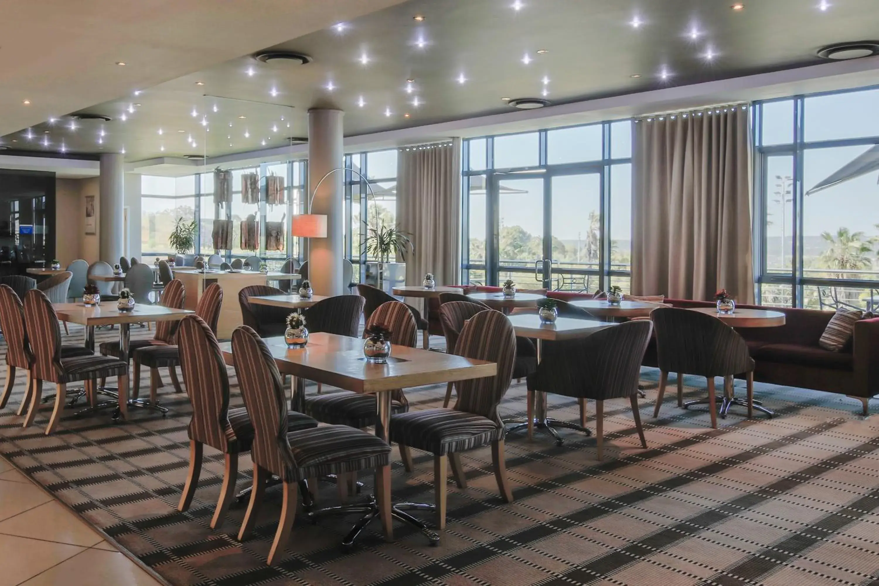 Breakfast, Restaurant/Places to Eat in Holiday Inn Express Sandton-Woodmead, an IHG Hotel