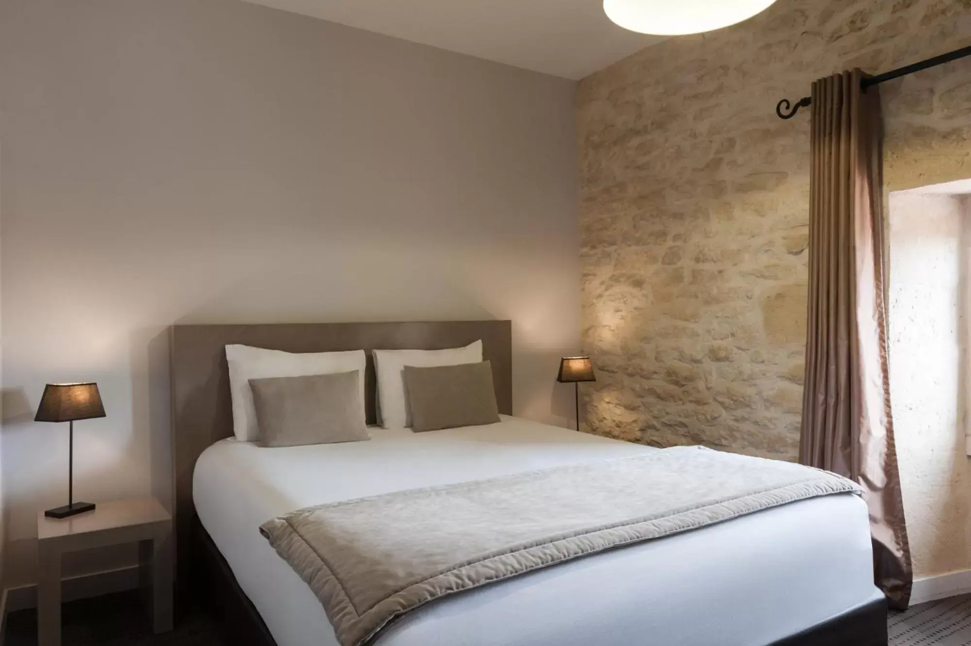 Bed in The Originals Boutique, Hôtel La Grange, Niort (Qualys-Hotel)