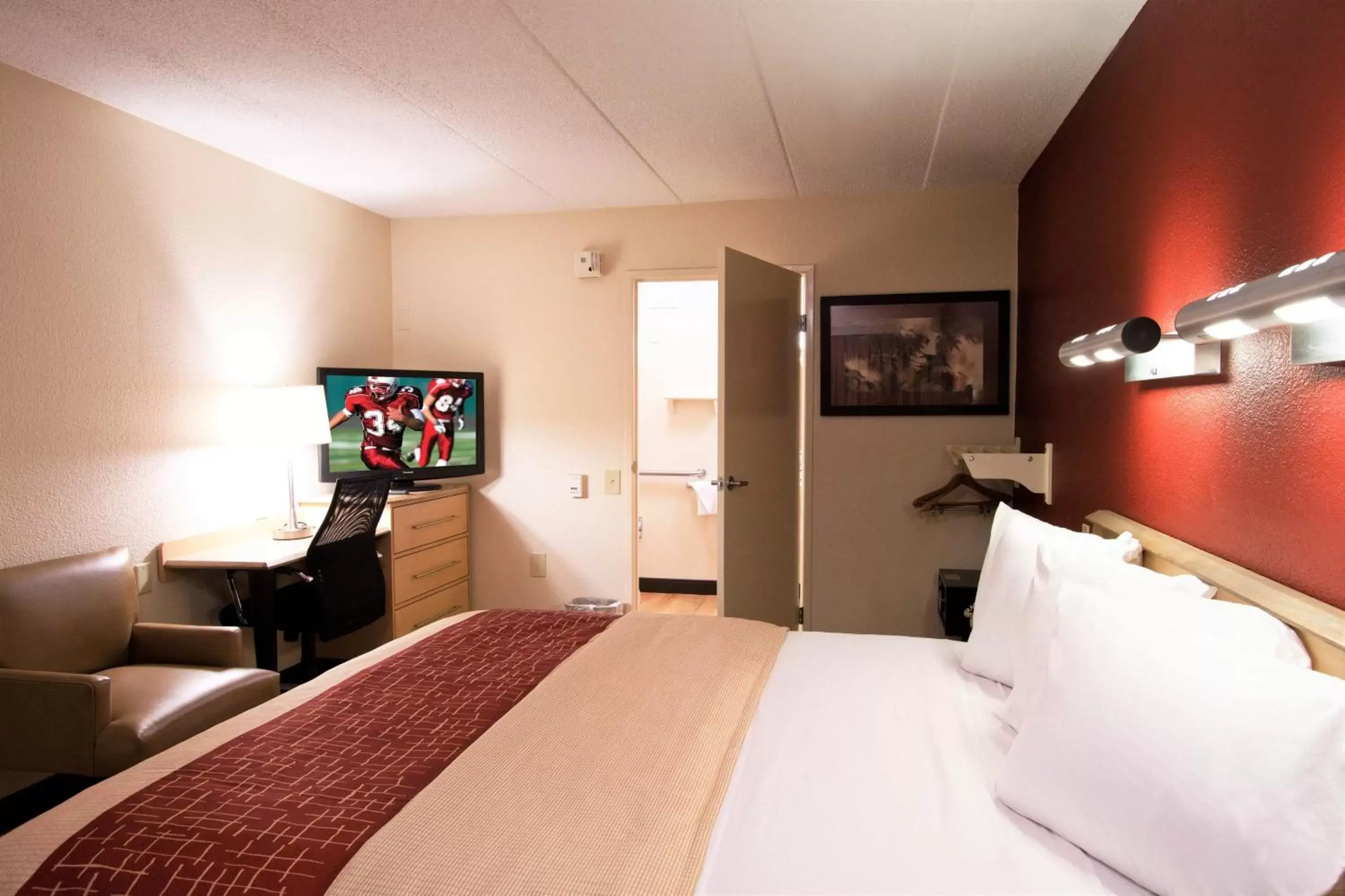 Bedroom, Bed in Red Roof Inn San Antonio Airport