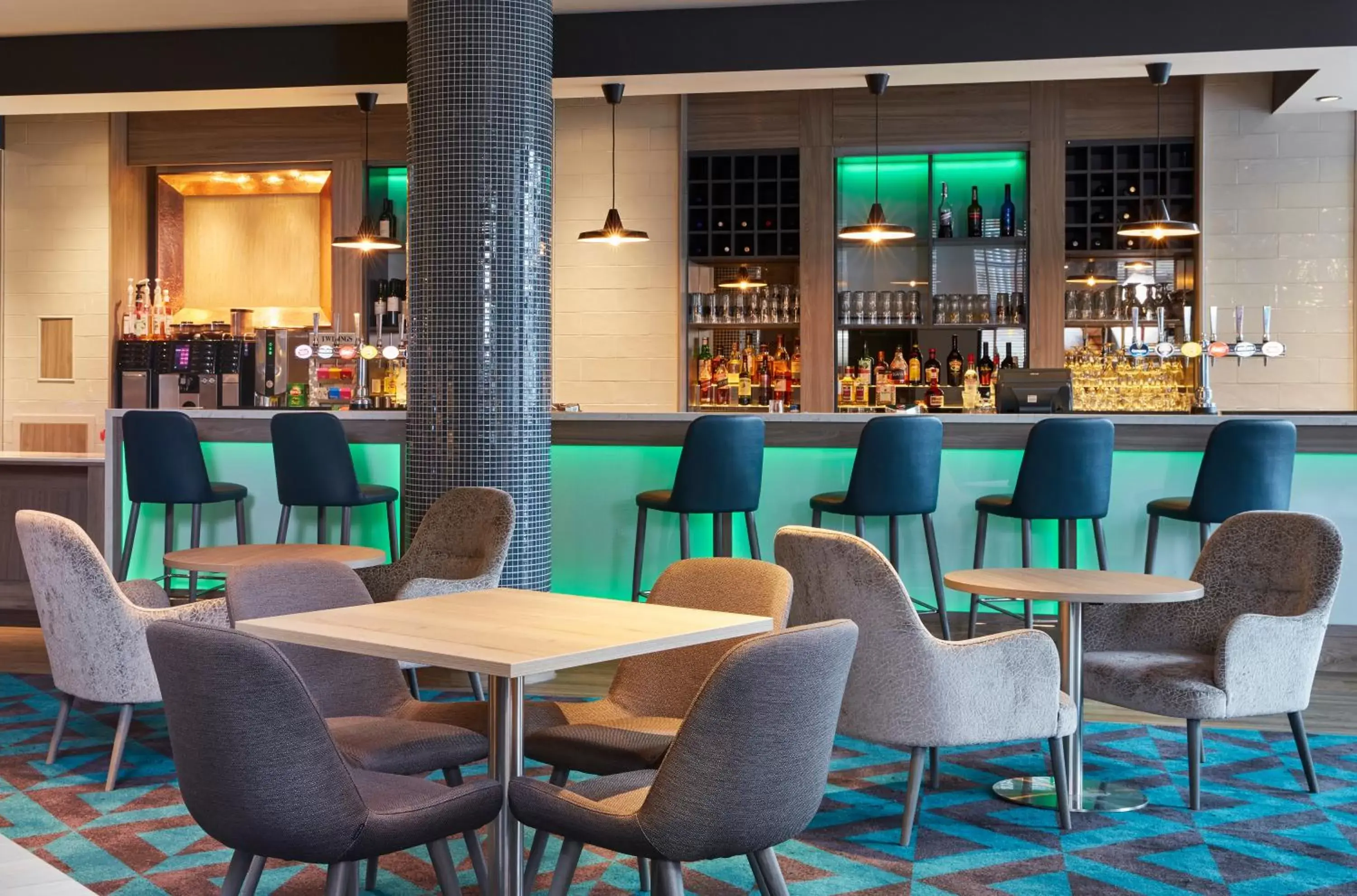 Lounge or bar, Lounge/Bar in Leonardo Hotel Southampton - formerly Jurys Inn