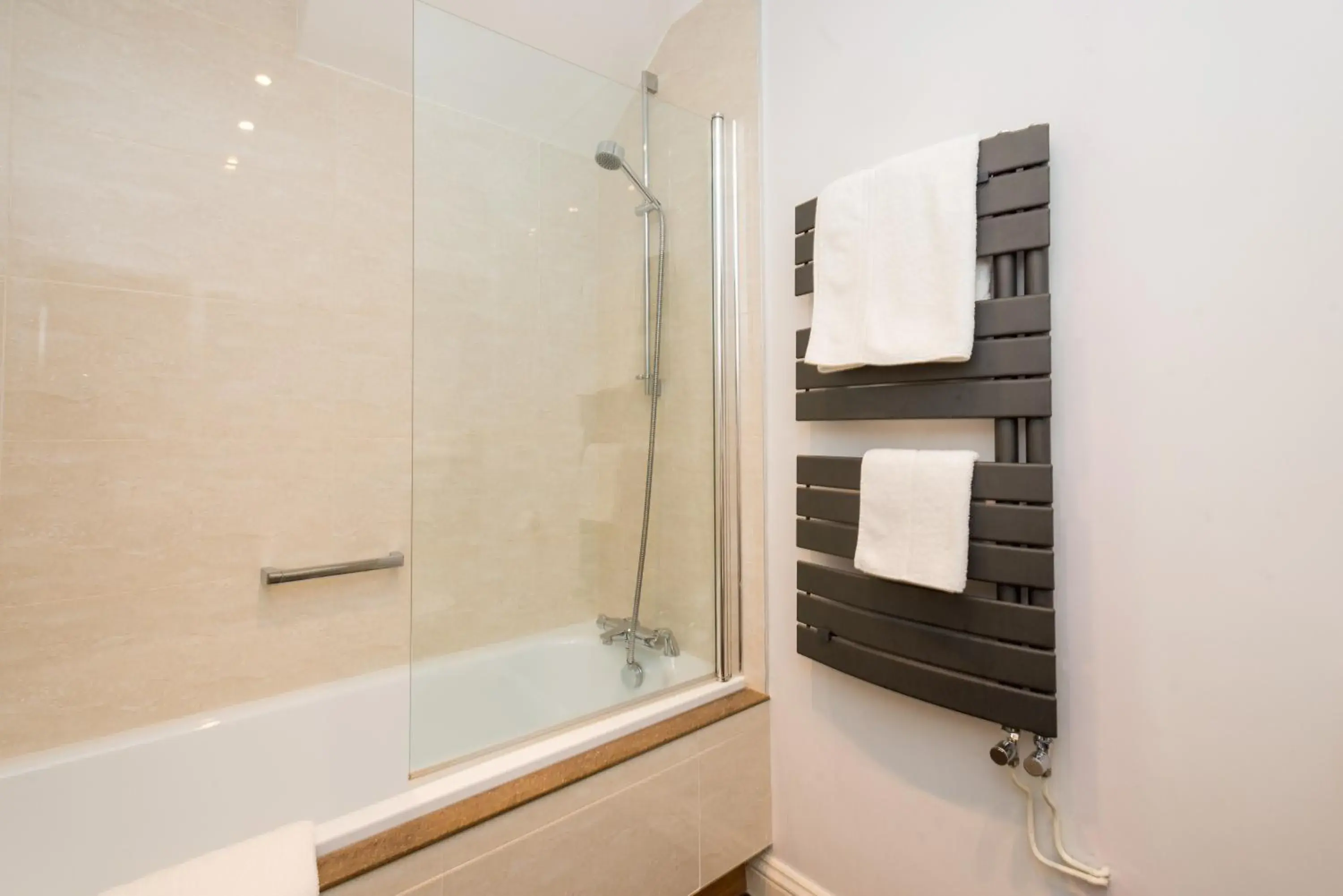 Bathroom in Glen-Yr-Afon House Hotel