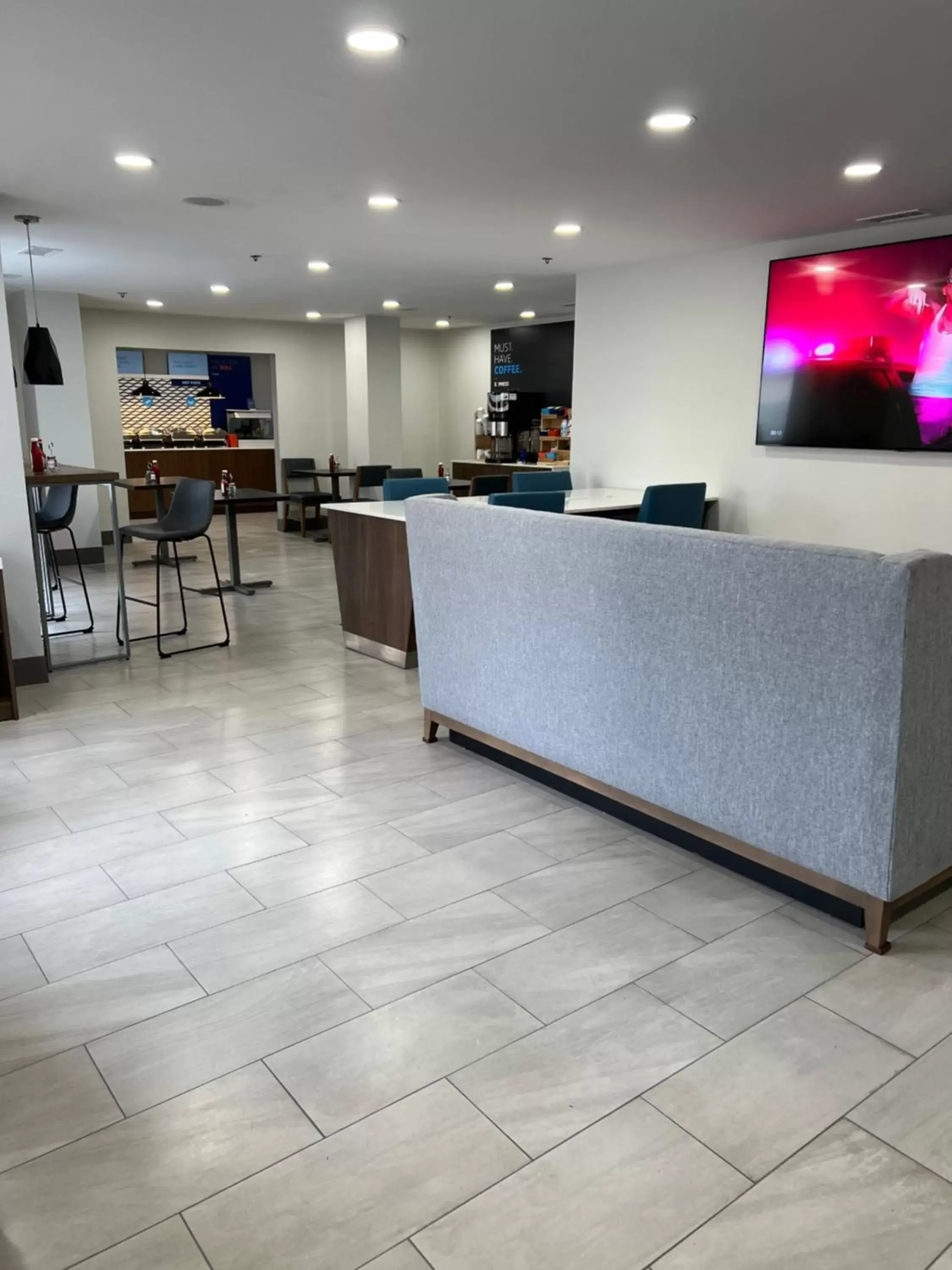 Communal lounge/ TV room, Lobby/Reception in Holiday Inn Express & Suites Phoenix - Mesa West, an IHG Hotel