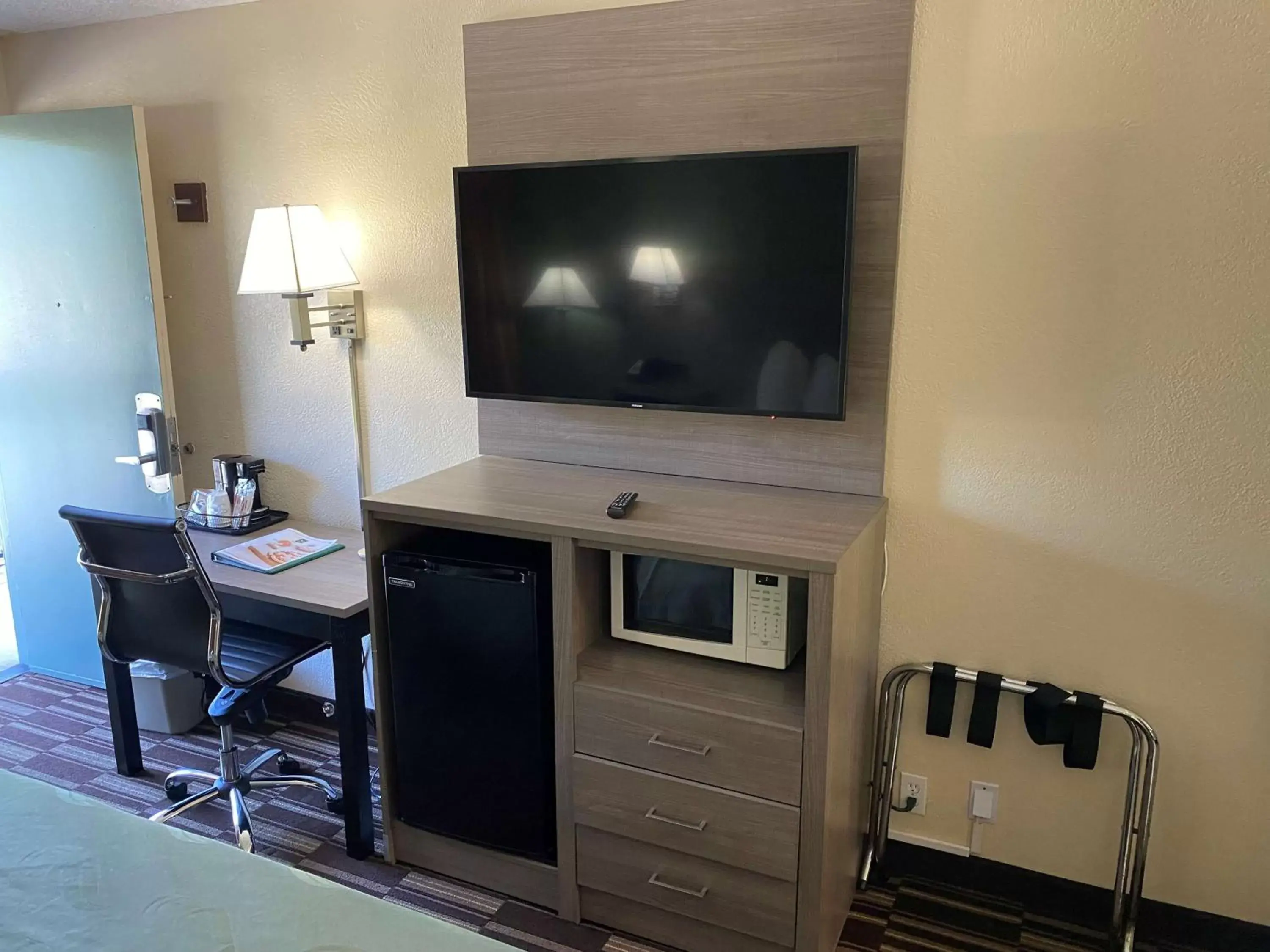 Photo of the whole room, TV/Entertainment Center in SureStay Hotel by Best Western Fort Pierce