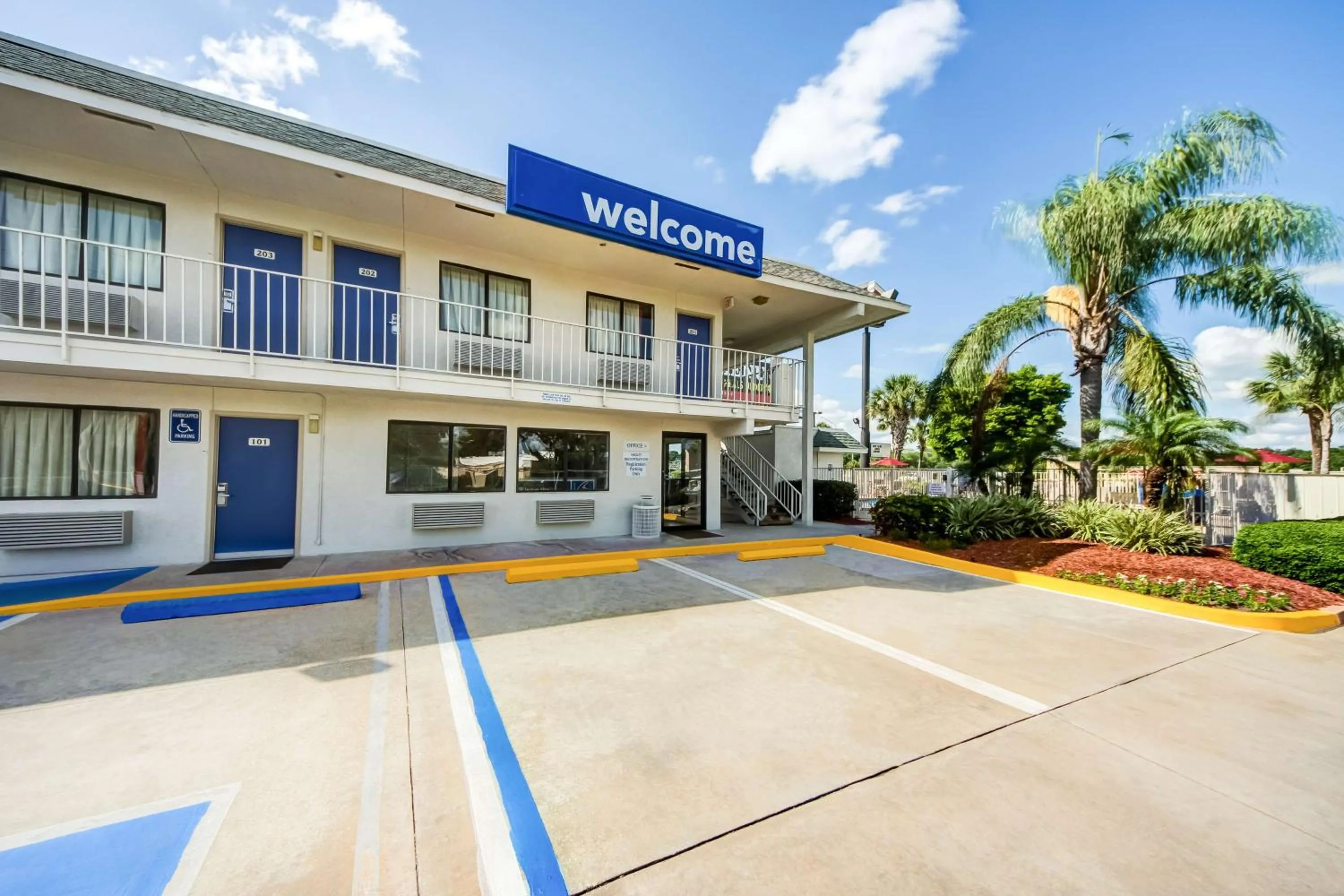 Property building in Motel 6-Lakeland, FL