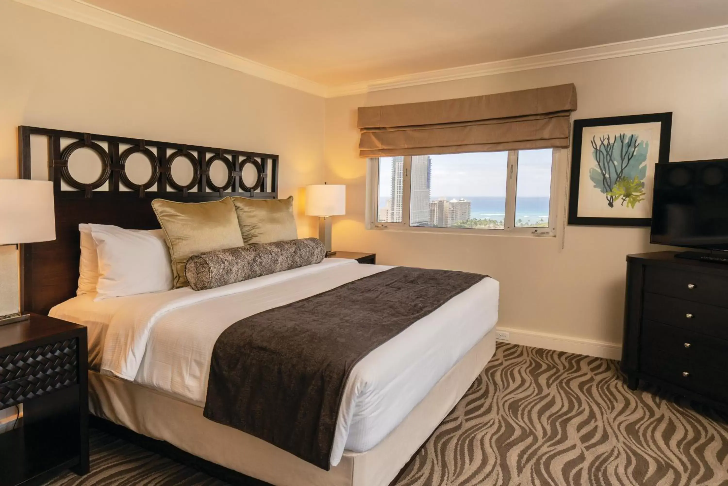 Bedroom, Bed in Wyndham Vacation Resorts Royal Garden at Waikiki
