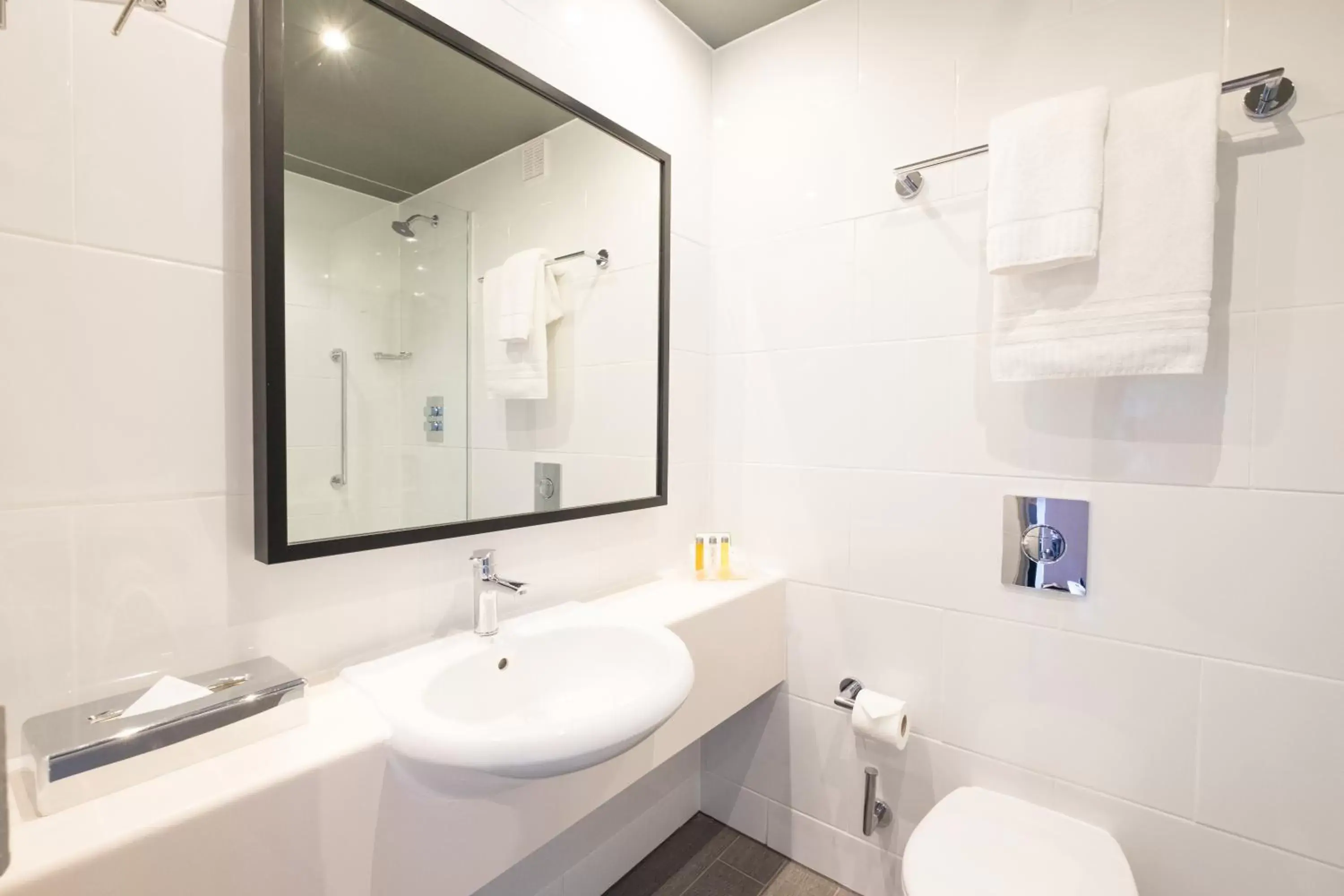 1 Super King Standard City View in Holiday Inn Southampton, an IHG Hotel 1 Super King Standard City View in Holiday Inn Southampton, an IHG Hotel