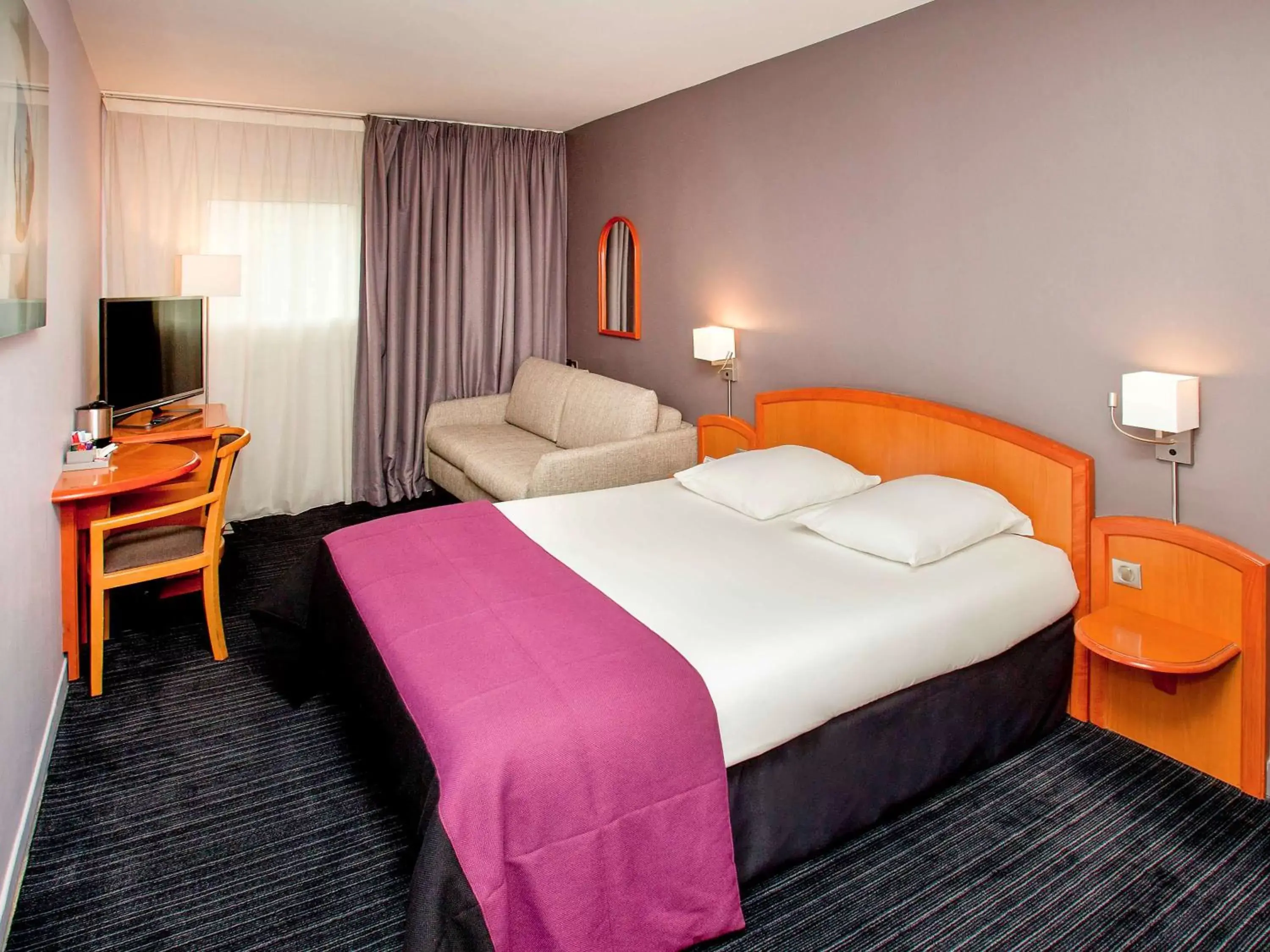 Photo of the whole room, Bed in Mercure Metz Centre