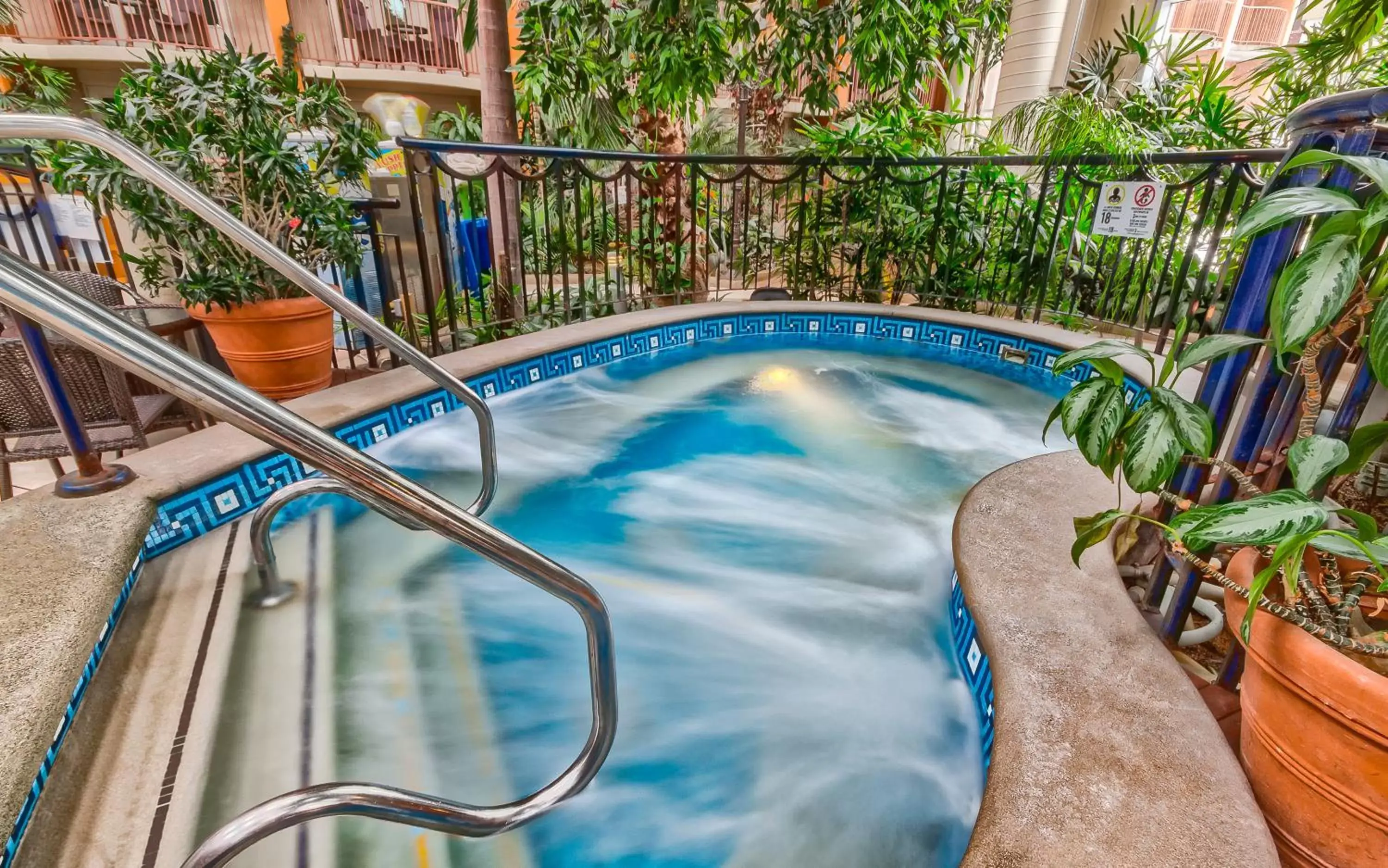 Hot Tub, Swimming Pool in LHotelQuébec