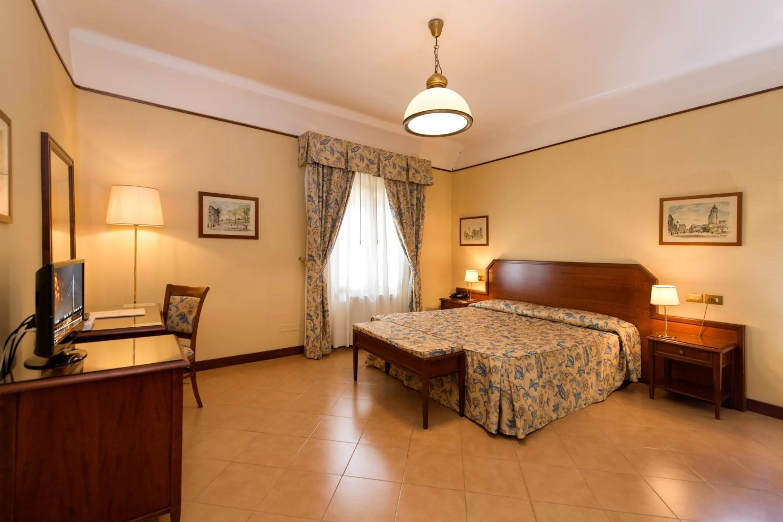 Photo of the whole room, Bed in Albergo Reggio